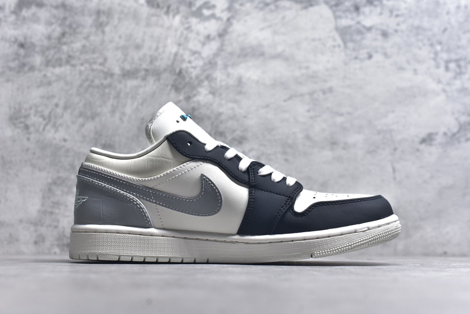 图片[3]-#Air Jordan AJ1 Low 低帮 IO2242-01 终端优势供应 市面中低帮最具代表性版本没有之一 口碑大厂出品 品控大底版型不断改良更新 全套原纸板楦头开发 确保原汁原味 完美呈现版型 完美零毛边处理 原厂内置全掌气垫 价格定位良心 平台专用代工流水线出品 一眼公司既视感 拿到手的一瞬间就与众不同 碾压市面所有版本 全部原鞋开发 每一个配色都会采购原鞋确认细节 打破市面看图做货无好货之说 尺码：35.5 36 36.5 37.5 38 38.5 39 40 40.5 41 42 42.5 43 44 44.5 45 46-选品中心