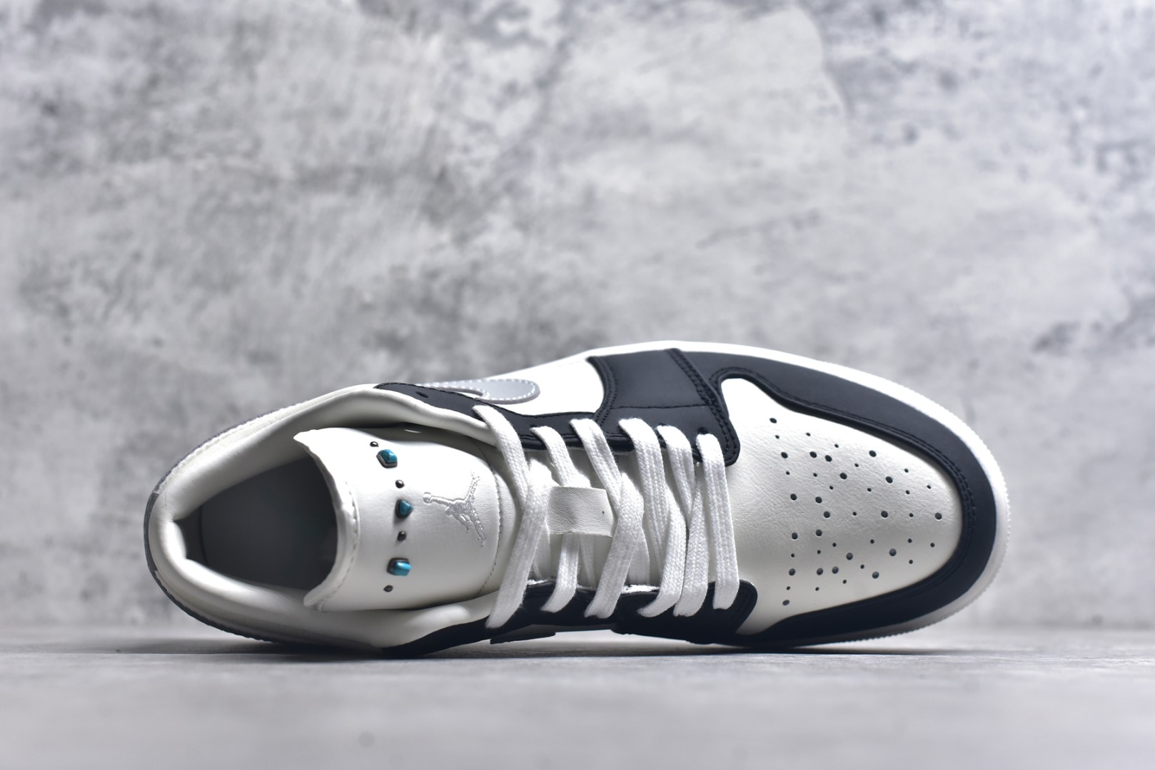 图片[4]-#Air Jordan AJ1 Low 低帮 IO2242-01 终端优势供应 市面中低帮最具代表性版本没有之一 口碑大厂出品 品控大底版型不断改良更新 全套原纸板楦头开发 确保原汁原味 完美呈现版型 完美零毛边处理 原厂内置全掌气垫 价格定位良心 平台专用代工流水线出品 一眼公司既视感 拿到手的一瞬间就与众不同 碾压市面所有版本 全部原鞋开发 每一个配色都会采购原鞋确认细节 打破市面看图做货无好货之说 尺码：35.5 36 36.5 37.5 38 38.5 39 40 40.5 41 42 42.5 43 44 44.5 45 46-选品中心