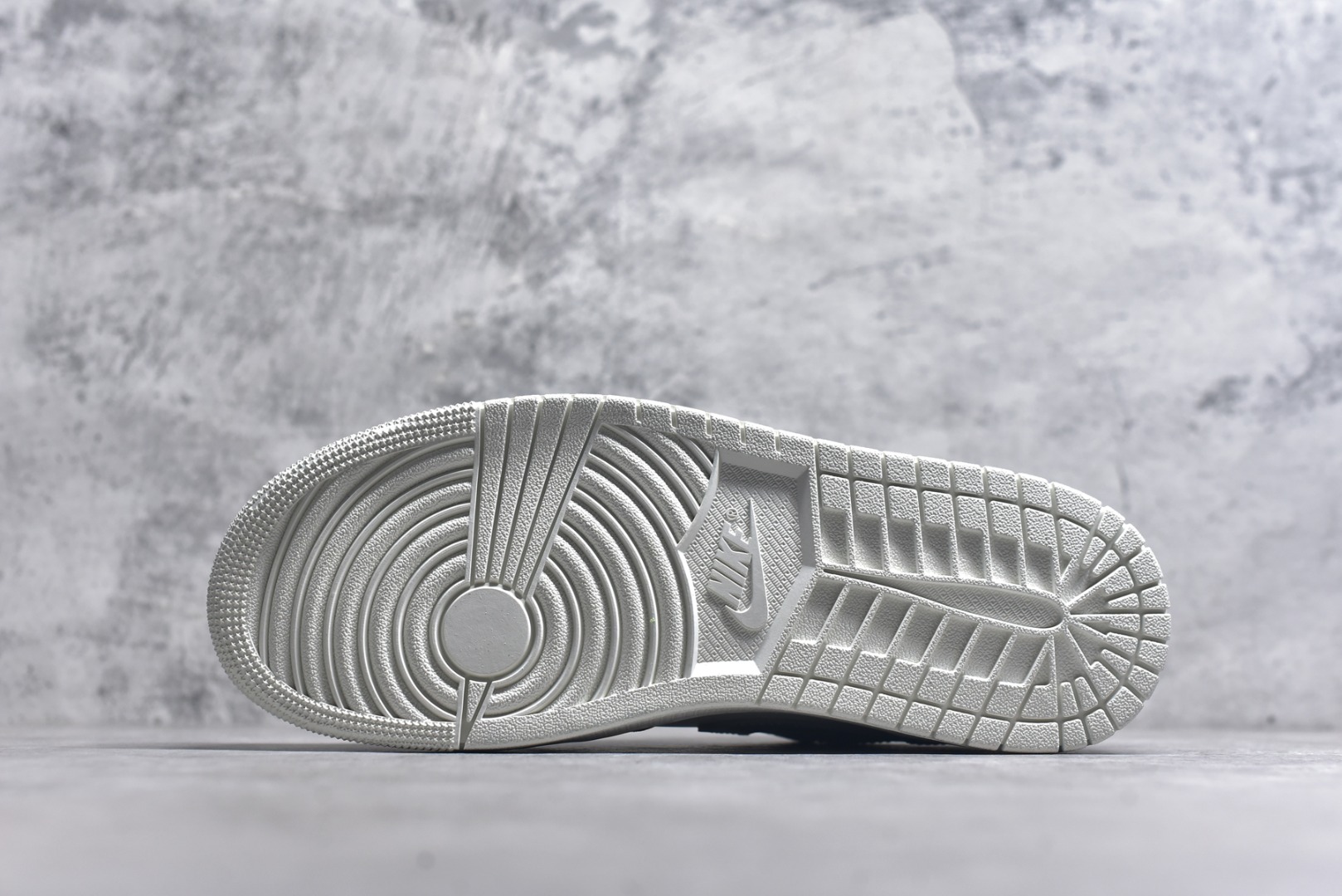 图片[6]-#Air Jordan AJ1 Low 低帮 IO2242-01 终端优势供应 市面中低帮最具代表性版本没有之一 口碑大厂出品 品控大底版型不断改良更新 全套原纸板楦头开发 确保原汁原味 完美呈现版型 完美零毛边处理 原厂内置全掌气垫 价格定位良心 平台专用代工流水线出品 一眼公司既视感 拿到手的一瞬间就与众不同 碾压市面所有版本 全部原鞋开发 每一个配色都会采购原鞋确认细节 打破市面看图做货无好货之说 尺码：35.5 36 36.5 37.5 38 38.5 39 40 40.5 41 42 42.5 43 44 44.5 45 46-选品中心