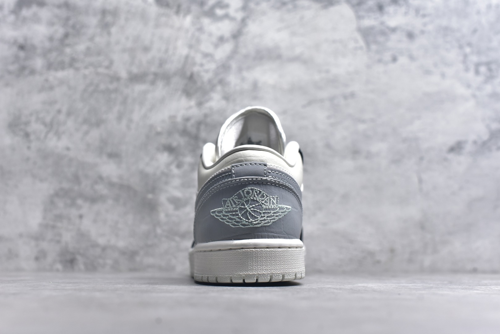 图片[5]-#Air Jordan AJ1 Low 低帮 IO2242-01 终端优势供应 市面中低帮最具代表性版本没有之一 口碑大厂出品 品控大底版型不断改良更新 全套原纸板楦头开发 确保原汁原味 完美呈现版型 完美零毛边处理 原厂内置全掌气垫 价格定位良心 平台专用代工流水线出品 一眼公司既视感 拿到手的一瞬间就与众不同 碾压市面所有版本 全部原鞋开发 每一个配色都会采购原鞋确认细节 打破市面看图做货无好货之说 尺码：35.5 36 36.5 37.5 38 38.5 39 40 40.5 41 42 42.5 43 44 44.5 45 46-选品中心