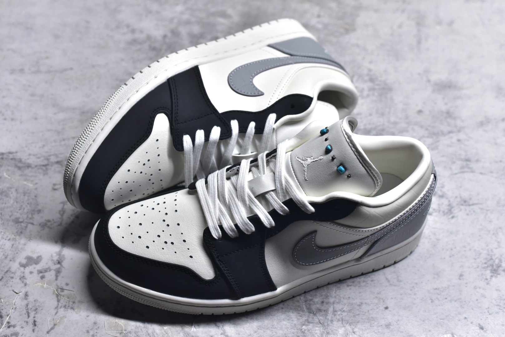 图片[7]-#Air Jordan AJ1 Low 低帮 IO2242-01 终端优势供应 市面中低帮最具代表性版本没有之一 口碑大厂出品 品控大底版型不断改良更新 全套原纸板楦头开发 确保原汁原味 完美呈现版型 完美零毛边处理 原厂内置全掌气垫 价格定位良心 平台专用代工流水线出品 一眼公司既视感 拿到手的一瞬间就与众不同 碾压市面所有版本 全部原鞋开发 每一个配色都会采购原鞋确认细节 打破市面看图做货无好货之说 尺码：35.5 36 36.5 37.5 38 38.5 39 40 40.5 41 42 42.5 43 44 44.5 45 46-选品中心