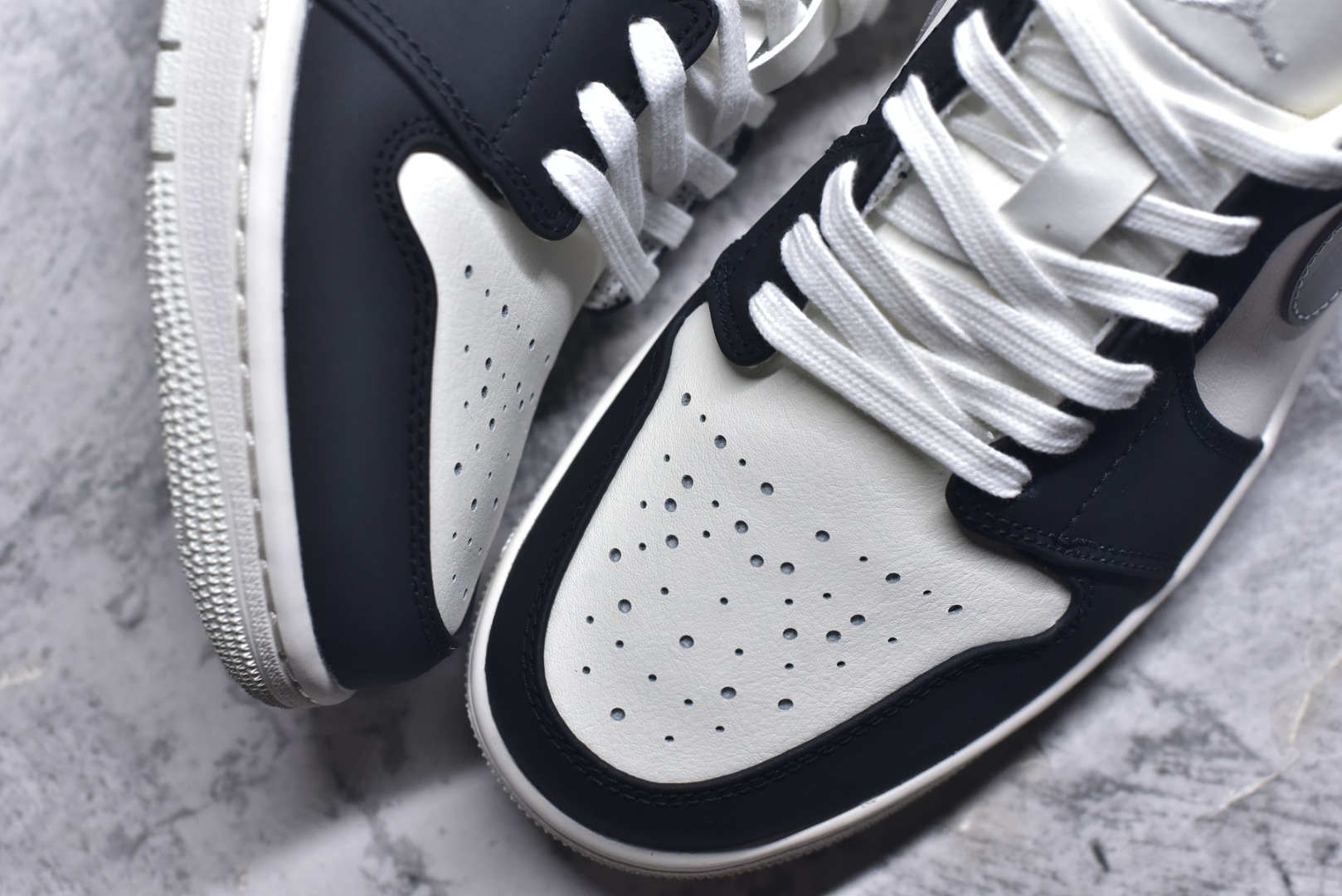 图片[8]-#Air Jordan AJ1 Low 低帮 IO2242-01 终端优势供应 市面中低帮最具代表性版本没有之一 口碑大厂出品 品控大底版型不断改良更新 全套原纸板楦头开发 确保原汁原味 完美呈现版型 完美零毛边处理 原厂内置全掌气垫 价格定位良心 平台专用代工流水线出品 一眼公司既视感 拿到手的一瞬间就与众不同 碾压市面所有版本 全部原鞋开发 每一个配色都会采购原鞋确认细节 打破市面看图做货无好货之说 尺码：35.5 36 36.5 37.5 38 38.5 39 40 40.5 41 42 42.5 43 44 44.5 45 46-选品中心