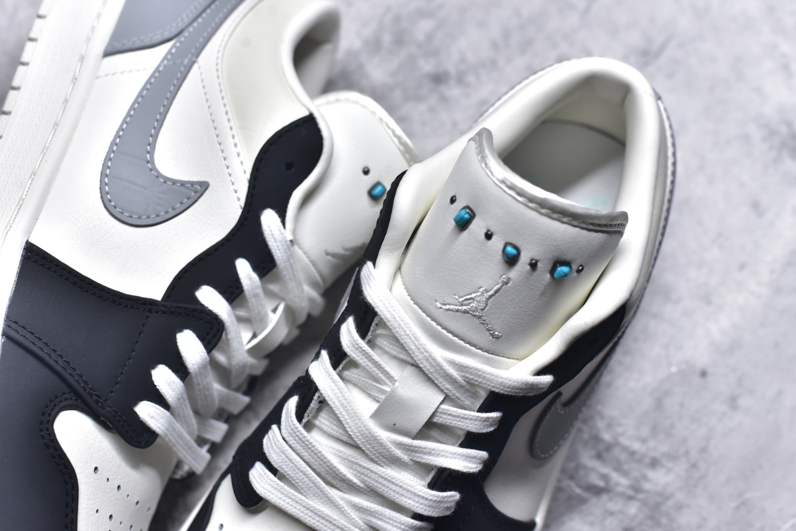 图片[9]-#Air Jordan AJ1 Low 低帮 IO2242-01 终端优势供应 市面中低帮最具代表性版本没有之一 口碑大厂出品 品控大底版型不断改良更新 全套原纸板楦头开发 确保原汁原味 完美呈现版型 完美零毛边处理 原厂内置全掌气垫 价格定位良心 平台专用代工流水线出品 一眼公司既视感 拿到手的一瞬间就与众不同 碾压市面所有版本 全部原鞋开发 每一个配色都会采购原鞋确认细节 打破市面看图做货无好货之说 尺码：35.5 36 36.5 37.5 38 38.5 39 40 40.5 41 42 42.5 43 44 44.5 45 46-选品中心