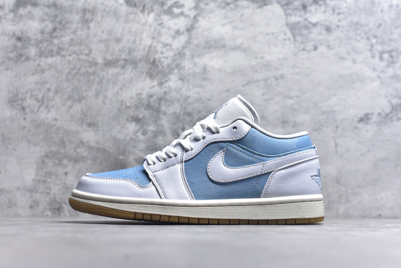 #Air Jordan AJ1 Low 低帮 HQ2004-400 全新流水线出品 DT版本唯一平替选择 市场第二梯队最强版 全部原鞋开发 原楦原纸板开发 全鞋电脑针车 原厂内置全掌气垫 原盒内在原标 唯一Zp原版鞋带绑法 免检产品 全新2022版型 全头层皮料 完美零毛边处理 原厂配置全掌气垫 价格定位良心 几十个配色陆续出货 实拍调校N版已经零色差零失真 百分百还原实物色彩所见即所得 不存在货不对板色差等低级问题 选购参考实物拍摄 不混卖不参货 只用心做好货严格选品 承诺混一赔十 尺码：36 36.5 37.5 38 38.5 39 40 40.5 41 42 42.5 43 44 44.5 45-选品中心