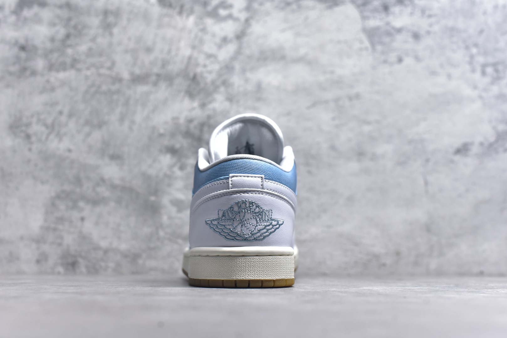 图片[5]-#Air Jordan AJ1 Low 低帮 HQ2004-400 全新流水线出品 DT版本唯一平替选择 市场第二梯队最强版 全部原鞋开发 原楦原纸板开发 全鞋电脑针车 原厂内置全掌气垫 原盒内在原标 唯一Zp原版鞋带绑法 免检产品 全新2022版型 全头层皮料 完美零毛边处理 原厂配置全掌气垫 价格定位良心 几十个配色陆续出货 实拍调校N版已经零色差零失真 百分百还原实物色彩所见即所得 不存在货不对板色差等低级问题 选购参考实物拍摄 不混卖不参货 只用心做好货严格选品 承诺混一赔十 尺码：36 36.5 37.5 38 38.5 39 40 40.5 41 42 42.5 43 44 44.5 45-选品中心