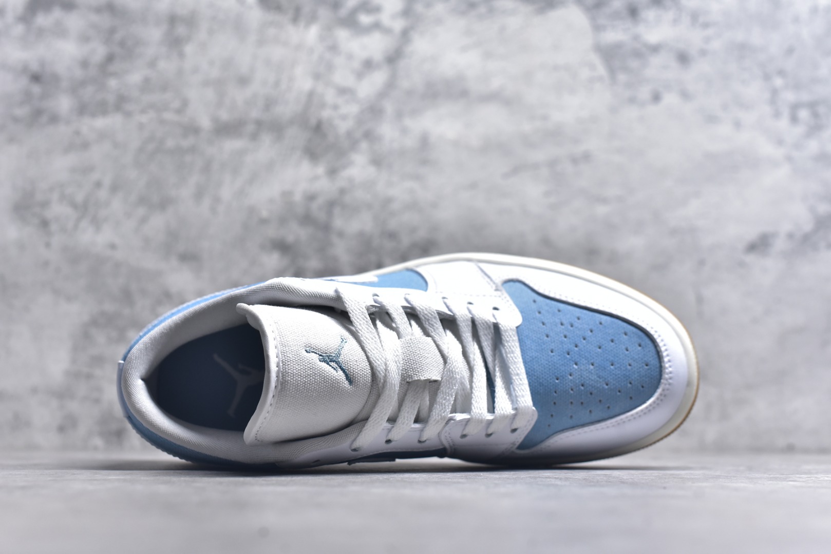 图片[4]-#Air Jordan AJ1 Low 低帮 HQ2004-400 全新流水线出品 DT版本唯一平替选择 市场第二梯队最强版 全部原鞋开发 原楦原纸板开发 全鞋电脑针车 原厂内置全掌气垫 原盒内在原标 唯一Zp原版鞋带绑法 免检产品 全新2022版型 全头层皮料 完美零毛边处理 原厂配置全掌气垫 价格定位良心 几十个配色陆续出货 实拍调校N版已经零色差零失真 百分百还原实物色彩所见即所得 不存在货不对板色差等低级问题 选购参考实物拍摄 不混卖不参货 只用心做好货严格选品 承诺混一赔十 尺码：36 36.5 37.5 38 38.5 39 40 40.5 41 42 42.5 43 44 44.5 45-选品中心