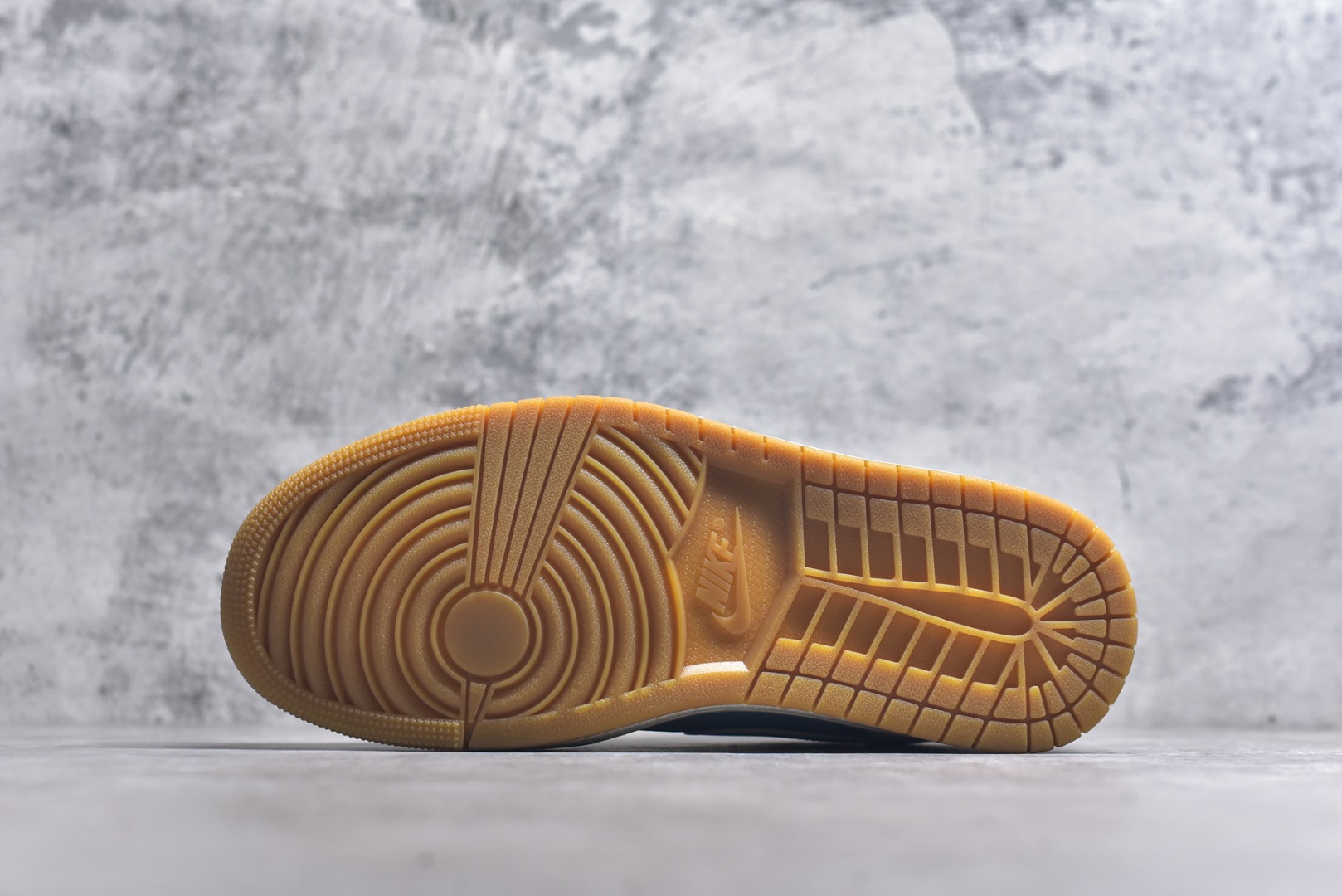 图片[6]-#Air Jordan AJ1 Low 低帮 HQ2004-400 全新流水线出品 DT版本唯一平替选择 市场第二梯队最强版 全部原鞋开发 原楦原纸板开发 全鞋电脑针车 原厂内置全掌气垫 原盒内在原标 唯一Zp原版鞋带绑法 免检产品 全新2022版型 全头层皮料 完美零毛边处理 原厂配置全掌气垫 价格定位良心 几十个配色陆续出货 实拍调校N版已经零色差零失真 百分百还原实物色彩所见即所得 不存在货不对板色差等低级问题 选购参考实物拍摄 不混卖不参货 只用心做好货严格选品 承诺混一赔十 尺码：36 36.5 37.5 38 38.5 39 40 40.5 41 42 42.5 43 44 44.5 45-选品中心