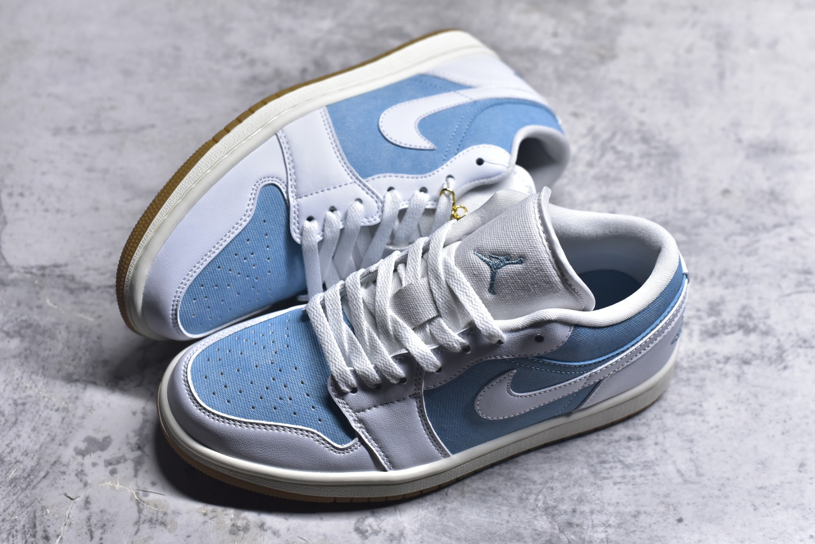 图片[7]-#Air Jordan AJ1 Low 低帮 HQ2004-400 全新流水线出品 DT版本唯一平替选择 市场第二梯队最强版 全部原鞋开发 原楦原纸板开发 全鞋电脑针车 原厂内置全掌气垫 原盒内在原标 唯一Zp原版鞋带绑法 免检产品 全新2022版型 全头层皮料 完美零毛边处理 原厂配置全掌气垫 价格定位良心 几十个配色陆续出货 实拍调校N版已经零色差零失真 百分百还原实物色彩所见即所得 不存在货不对板色差等低级问题 选购参考实物拍摄 不混卖不参货 只用心做好货严格选品 承诺混一赔十 尺码：36 36.5 37.5 38 38.5 39 40 40.5 41 42 42.5 43 44 44.5 45-选品中心