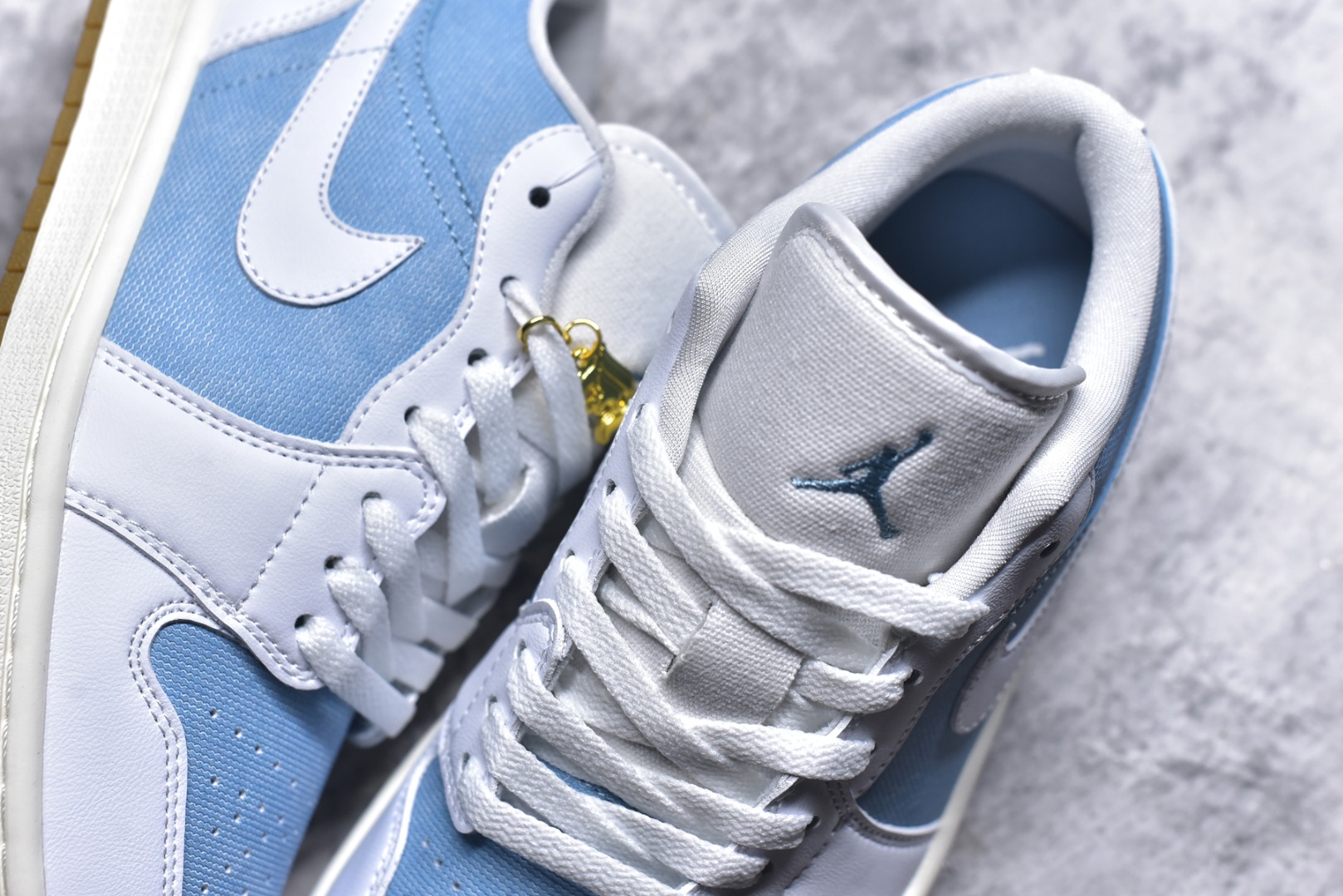 图片[9]-#Air Jordan AJ1 Low 低帮 HQ2004-400 全新流水线出品 DT版本唯一平替选择 市场第二梯队最强版 全部原鞋开发 原楦原纸板开发 全鞋电脑针车 原厂内置全掌气垫 原盒内在原标 唯一Zp原版鞋带绑法 免检产品 全新2022版型 全头层皮料 完美零毛边处理 原厂配置全掌气垫 价格定位良心 几十个配色陆续出货 实拍调校N版已经零色差零失真 百分百还原实物色彩所见即所得 不存在货不对板色差等低级问题 选购参考实物拍摄 不混卖不参货 只用心做好货严格选品 承诺混一赔十 尺码：36 36.5 37.5 38 38.5 39 40 40.5 41 42 42.5 43 44 44.5 45-选品中心