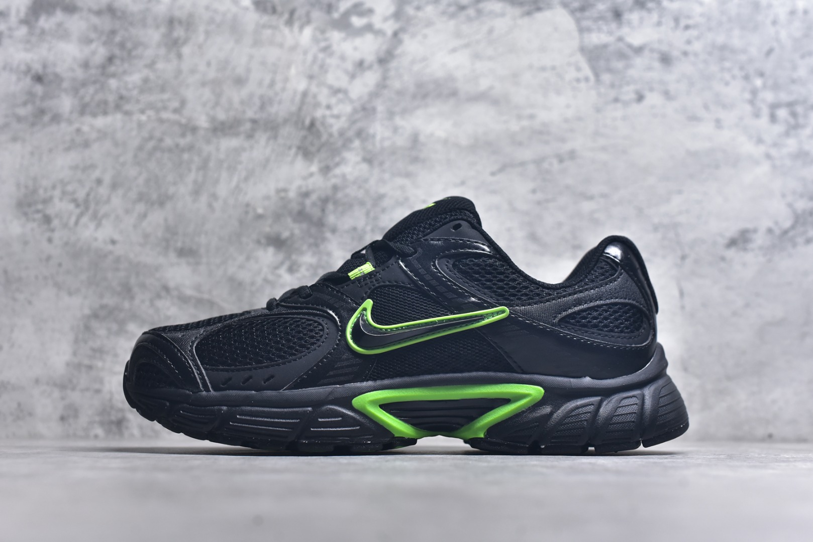 #NK V5 RNR 舒适百搭跑步鞋 黑绿 融合了复古与现代设计元素，轻量化设计，鞋面采用透气网眼材料，搭配轻质泡沫中底，缓震舒适，适合日常通勤或轻量级徒步，可以满足日常穿搭的同时，还兼容户外徒步功能 货号：HJ5228-005 尺码：36-45-选品中心