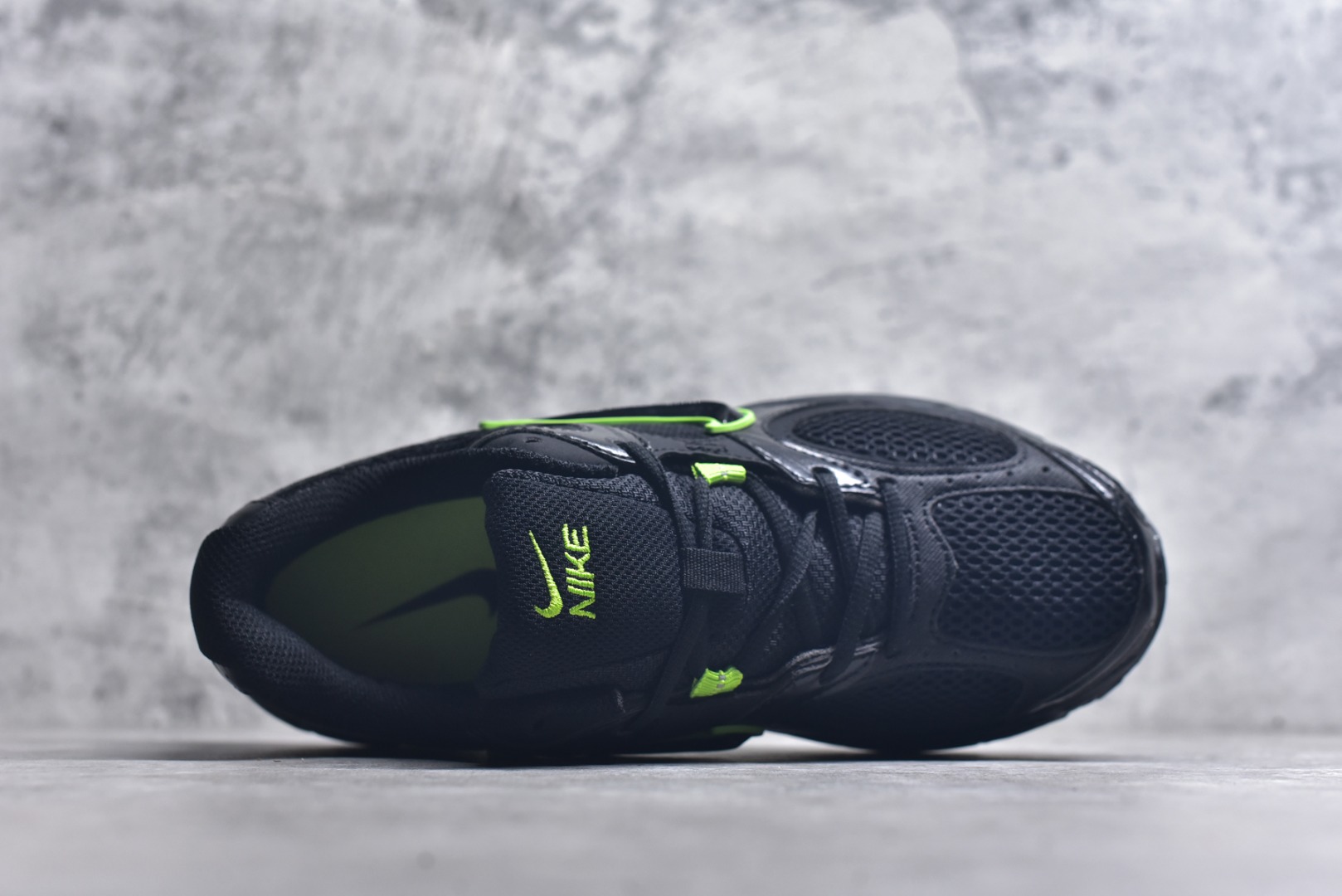 图片[4]-#NK V5 RNR 舒适百搭跑步鞋 黑绿 融合了复古与现代设计元素，轻量化设计，鞋面采用透气网眼材料，搭配轻质泡沫中底，缓震舒适，适合日常通勤或轻量级徒步，可以满足日常穿搭的同时，还兼容户外徒步功能 货号：HJ5228-005 尺码：36-45-选品中心