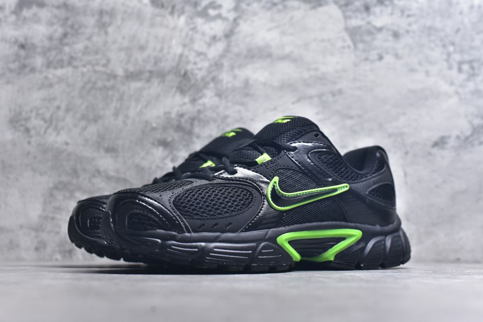 图片[2]-#NK V5 RNR 舒适百搭跑步鞋 黑绿 融合了复古与现代设计元素，轻量化设计，鞋面采用透气网眼材料，搭配轻质泡沫中底，缓震舒适，适合日常通勤或轻量级徒步，可以满足日常穿搭的同时，还兼容户外徒步功能 货号：HJ5228-005 尺码：36-45-选品中心