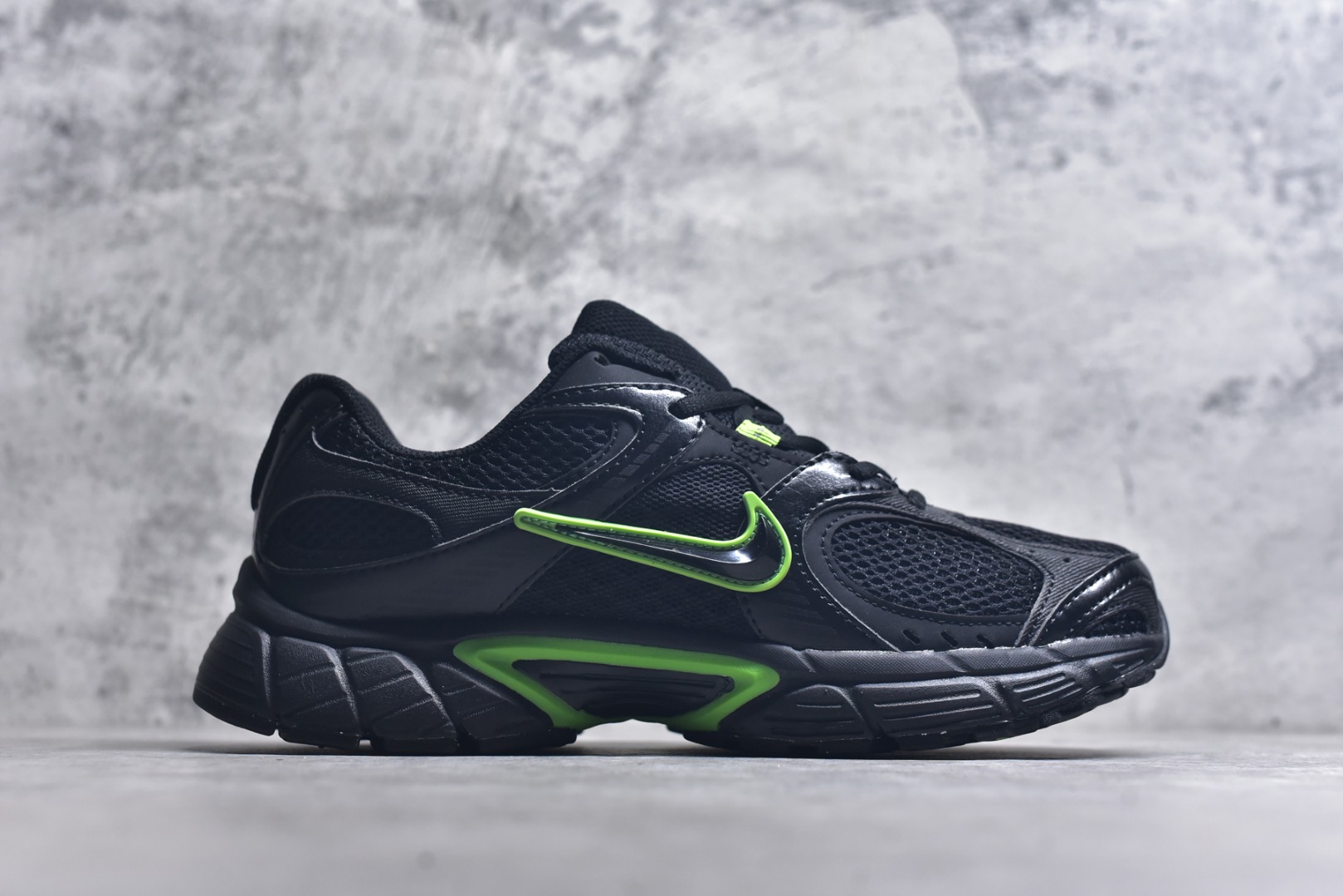 图片[3]-#NK V5 RNR 舒适百搭跑步鞋 黑绿 融合了复古与现代设计元素，轻量化设计，鞋面采用透气网眼材料，搭配轻质泡沫中底，缓震舒适，适合日常通勤或轻量级徒步，可以满足日常穿搭的同时，还兼容户外徒步功能 货号：HJ5228-005 尺码：36-45-选品中心