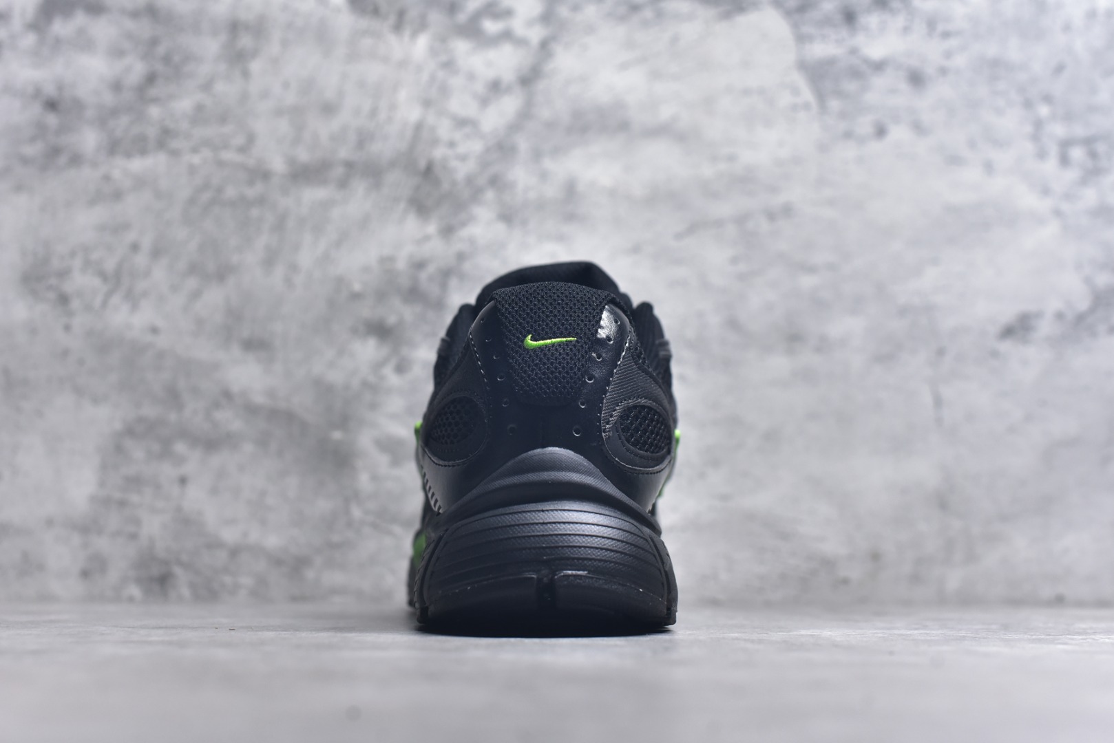 图片[5]-#NK V5 RNR 舒适百搭跑步鞋 黑绿 融合了复古与现代设计元素，轻量化设计，鞋面采用透气网眼材料，搭配轻质泡沫中底，缓震舒适，适合日常通勤或轻量级徒步，可以满足日常穿搭的同时，还兼容户外徒步功能 货号：HJ5228-005 尺码：36-45-选品中心