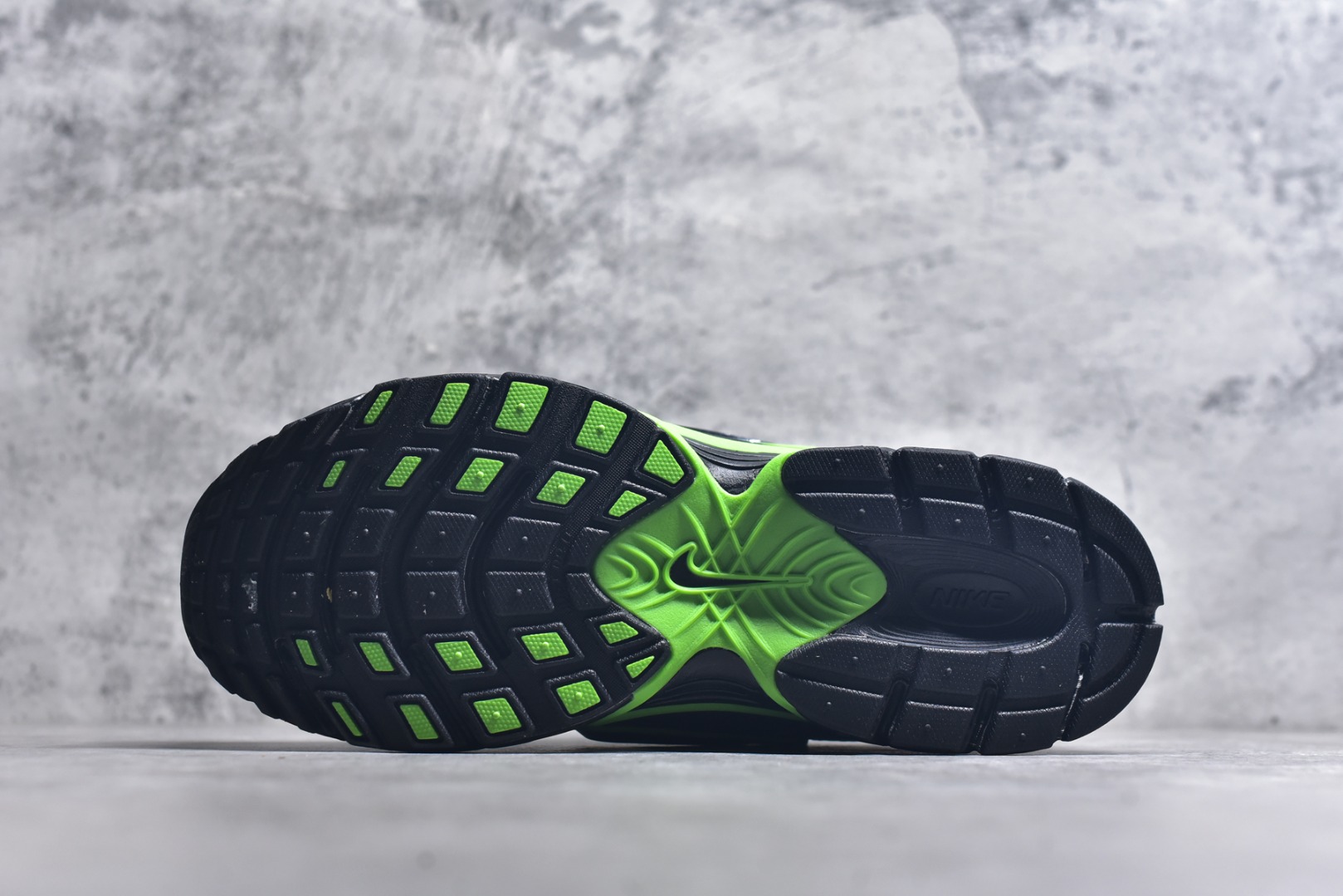 图片[6]-#NK V5 RNR 舒适百搭跑步鞋 黑绿 融合了复古与现代设计元素，轻量化设计，鞋面采用透气网眼材料，搭配轻质泡沫中底，缓震舒适，适合日常通勤或轻量级徒步，可以满足日常穿搭的同时，还兼容户外徒步功能 货号：HJ5228-005 尺码：36-45-选品中心