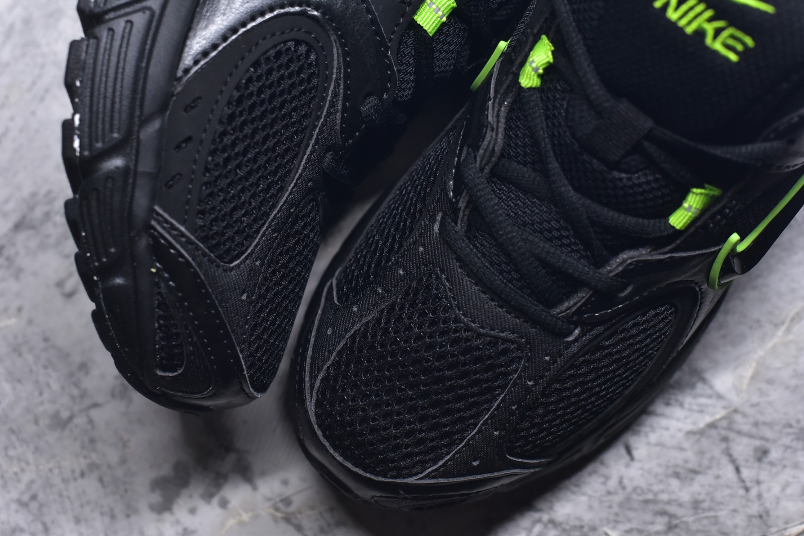 图片[8]-#NK V5 RNR 舒适百搭跑步鞋 黑绿 融合了复古与现代设计元素，轻量化设计，鞋面采用透气网眼材料，搭配轻质泡沫中底，缓震舒适，适合日常通勤或轻量级徒步，可以满足日常穿搭的同时，还兼容户外徒步功能 货号：HJ5228-005 尺码：36-45-选品中心