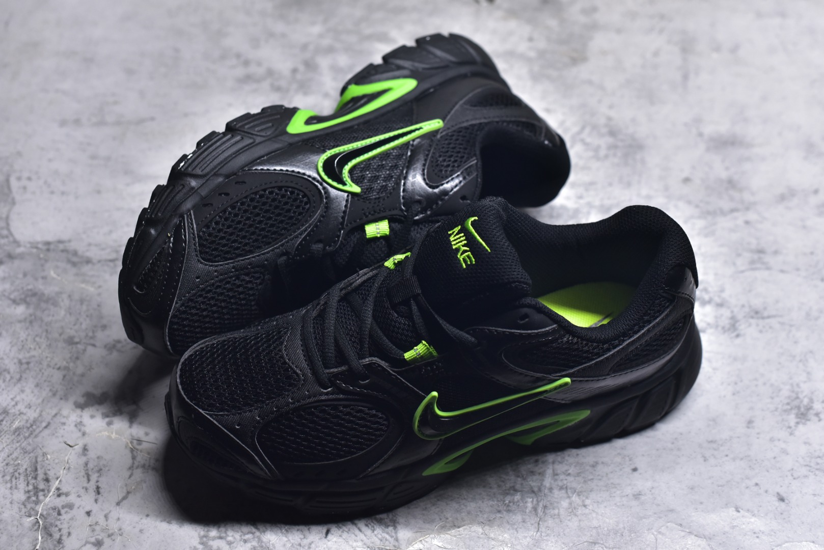 图片[7]-#NK V5 RNR 舒适百搭跑步鞋 黑绿 融合了复古与现代设计元素，轻量化设计，鞋面采用透气网眼材料，搭配轻质泡沫中底，缓震舒适，适合日常通勤或轻量级徒步，可以满足日常穿搭的同时，还兼容户外徒步功能 货号：HJ5228-005 尺码：36-45-选品中心