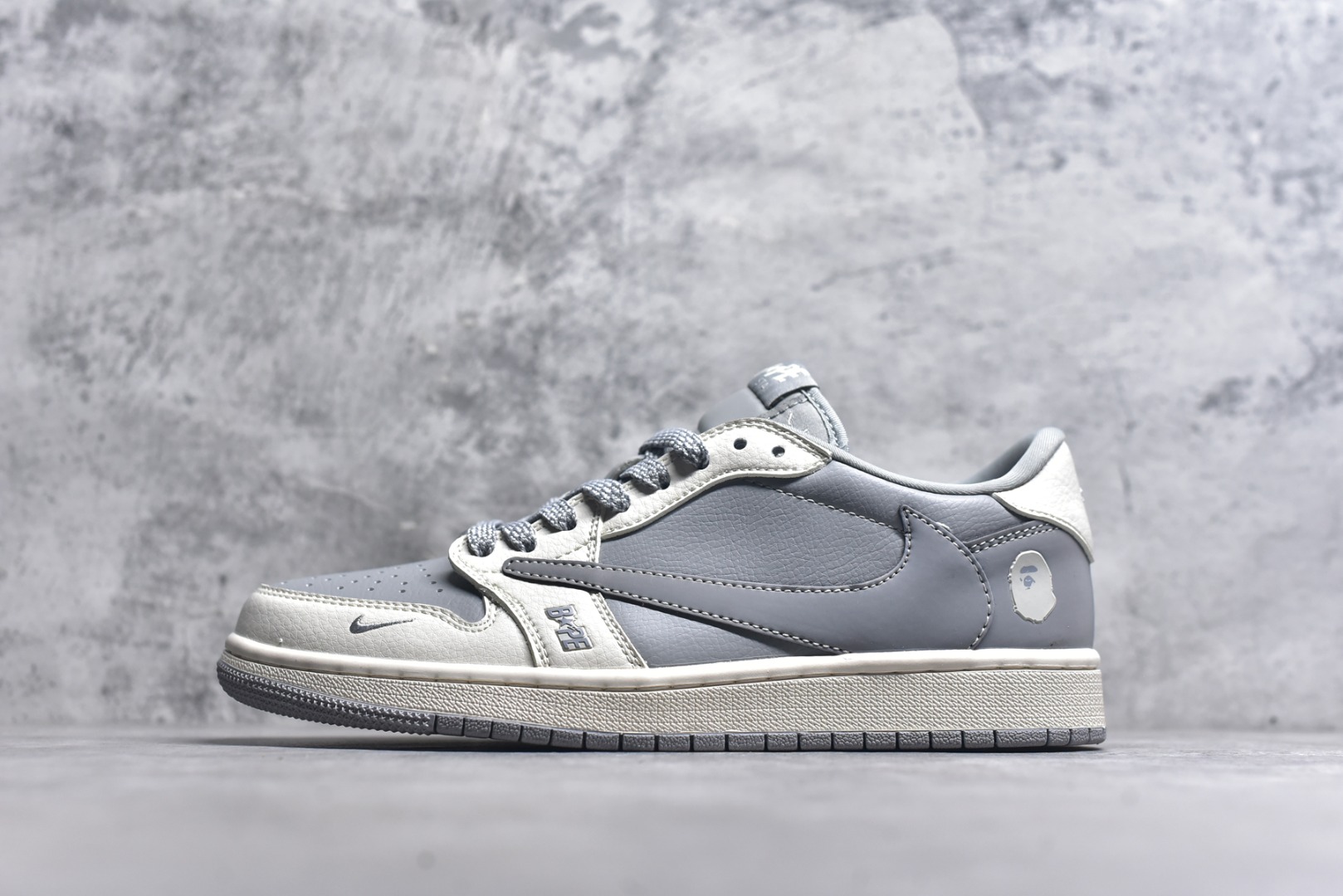 #Travis Scott x Fragment Design x Air Jordan 1 Low OG SP AJ1 乔1 Bape联名-月影灰 低帮文化休闲板鞋 BB6511-625 #多方联名合作融合了Travis Scott 独特的音乐风格，藤原浩个性的设计风格以及Jordan品牌的经典元素 使其成为一双具有独特身份和价值的鞋子 清新而立体的外观加上联名标识更突出了其独特身份 这种配色方案显示出活力和时尚感 在视觉上引人注目 鞋身的质感和细腻的细节处理使其显得高端而格调十足 这款“倒钩”联名是设计与创意完美结合 融合多方的个性风格是一款备受瞩目的潮流鞋款 低帮休闲板鞋 定制鞋盒 大厂纯原品质出货 超高清洁度 皮料切割干净无任何毛边 细节完美 尺码：36 36.5 37.5 38 38.5 39 40 40.5 41 42 42.5 43 44 44.5 45 9.E5-选品中心