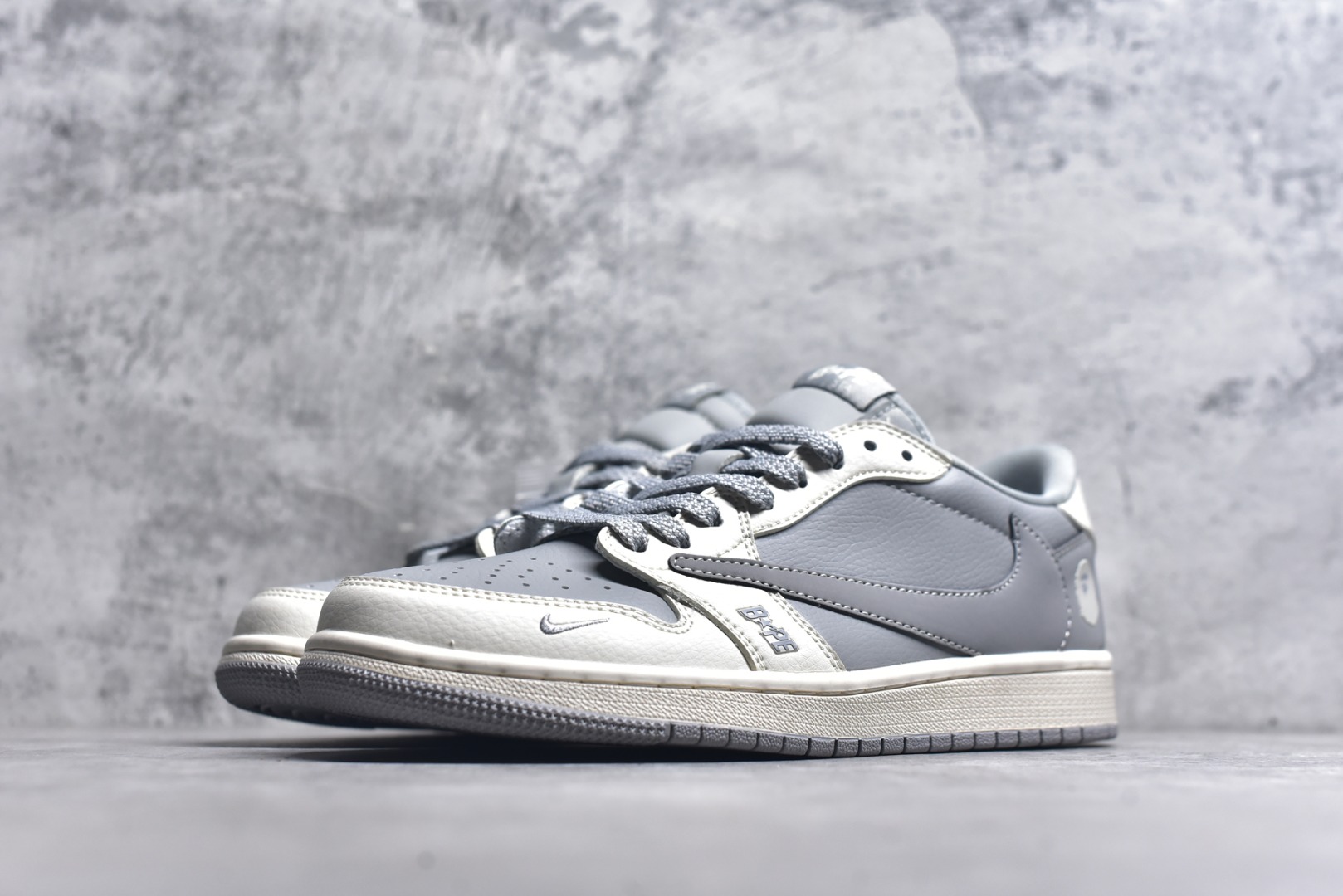 图片[2]-#Travis Scott x Fragment Design x Air Jordan 1 Low OG SP AJ1 乔1 Bape联名-月影灰 低帮文化休闲板鞋 BB6511-625 #多方联名合作融合了Travis Scott 独特的音乐风格，藤原浩个性的设计风格以及Jordan品牌的经典元素 使其成为一双具有独特身份和价值的鞋子 清新而立体的外观加上联名标识更突出了其独特身份 这种配色方案显示出活力和时尚感 在视觉上引人注目 鞋身的质感和细腻的细节处理使其显得高端而格调十足 这款“倒钩”联名是设计与创意完美结合 融合多方的个性风格是一款备受瞩目的潮流鞋款 低帮休闲板鞋 定制鞋盒 大厂纯原品质出货 超高清洁度 皮料切割干净无任何毛边 细节完美 尺码：36 36.5 37.5 38 38.5 39 40 40.5 41 42 42.5 43 44 44.5 45 9.E5-选品中心