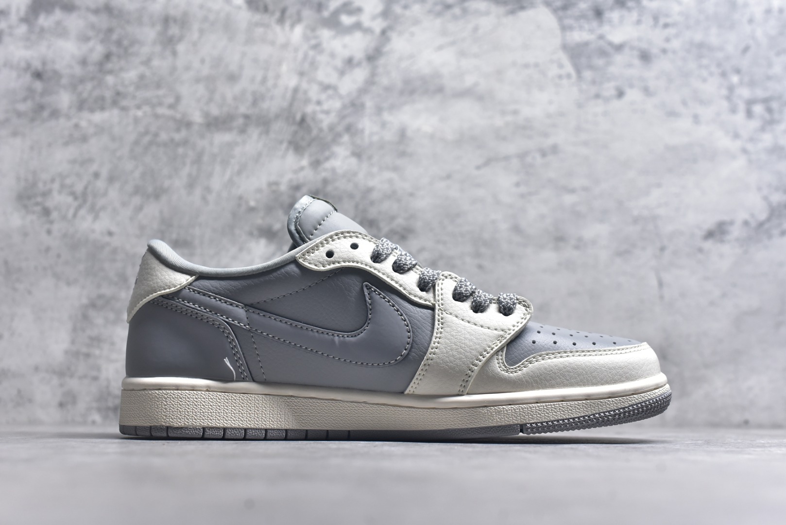 图片[3]-#Travis Scott x Fragment Design x Air Jordan 1 Low OG SP AJ1 乔1 Bape联名-月影灰 低帮文化休闲板鞋 BB6511-625 #多方联名合作融合了Travis Scott 独特的音乐风格，藤原浩个性的设计风格以及Jordan品牌的经典元素 使其成为一双具有独特身份和价值的鞋子 清新而立体的外观加上联名标识更突出了其独特身份 这种配色方案显示出活力和时尚感 在视觉上引人注目 鞋身的质感和细腻的细节处理使其显得高端而格调十足 这款“倒钩”联名是设计与创意完美结合 融合多方的个性风格是一款备受瞩目的潮流鞋款 低帮休闲板鞋 定制鞋盒 大厂纯原品质出货 超高清洁度 皮料切割干净无任何毛边 细节完美 尺码：36 36.5 37.5 38 38.5 39 40 40.5 41 42 42.5 43 44 44.5 45 9.E5-选品中心