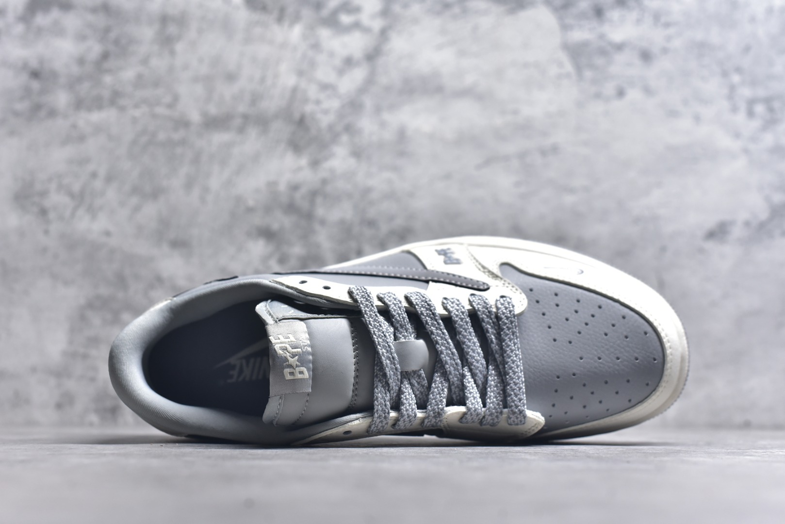 图片[4]-#Travis Scott x Fragment Design x Air Jordan 1 Low OG SP AJ1 乔1 Bape联名-月影灰 低帮文化休闲板鞋 BB6511-625 #多方联名合作融合了Travis Scott 独特的音乐风格，藤原浩个性的设计风格以及Jordan品牌的经典元素 使其成为一双具有独特身份和价值的鞋子 清新而立体的外观加上联名标识更突出了其独特身份 这种配色方案显示出活力和时尚感 在视觉上引人注目 鞋身的质感和细腻的细节处理使其显得高端而格调十足 这款“倒钩”联名是设计与创意完美结合 融合多方的个性风格是一款备受瞩目的潮流鞋款 低帮休闲板鞋 定制鞋盒 大厂纯原品质出货 超高清洁度 皮料切割干净无任何毛边 细节完美 尺码：36 36.5 37.5 38 38.5 39 40 40.5 41 42 42.5 43 44 44.5 45 9.E5-选品中心