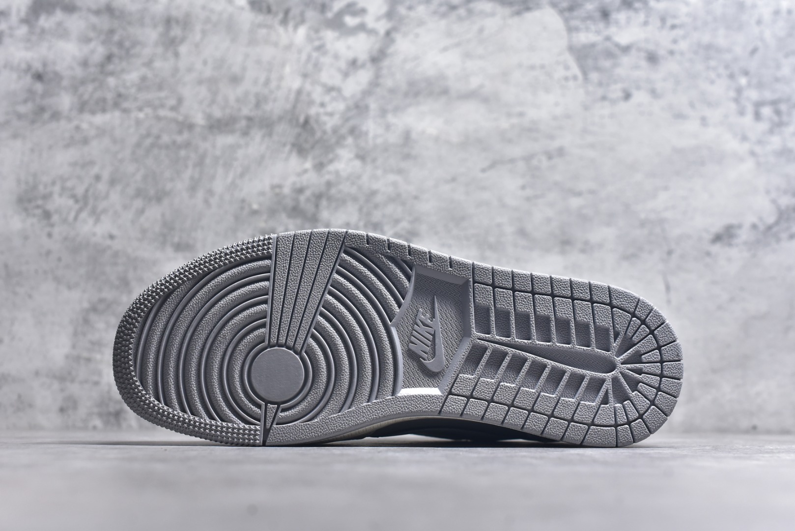 图片[6]-#Travis Scott x Fragment Design x Air Jordan 1 Low OG SP AJ1 乔1 Bape联名-月影灰 低帮文化休闲板鞋 BB6511-625 #多方联名合作融合了Travis Scott 独特的音乐风格，藤原浩个性的设计风格以及Jordan品牌的经典元素 使其成为一双具有独特身份和价值的鞋子 清新而立体的外观加上联名标识更突出了其独特身份 这种配色方案显示出活力和时尚感 在视觉上引人注目 鞋身的质感和细腻的细节处理使其显得高端而格调十足 这款“倒钩”联名是设计与创意完美结合 融合多方的个性风格是一款备受瞩目的潮流鞋款 低帮休闲板鞋 定制鞋盒 大厂纯原品质出货 超高清洁度 皮料切割干净无任何毛边 细节完美 尺码：36 36.5 37.5 38 38.5 39 40 40.5 41 42 42.5 43 44 44.5 45 9.E5-选品中心