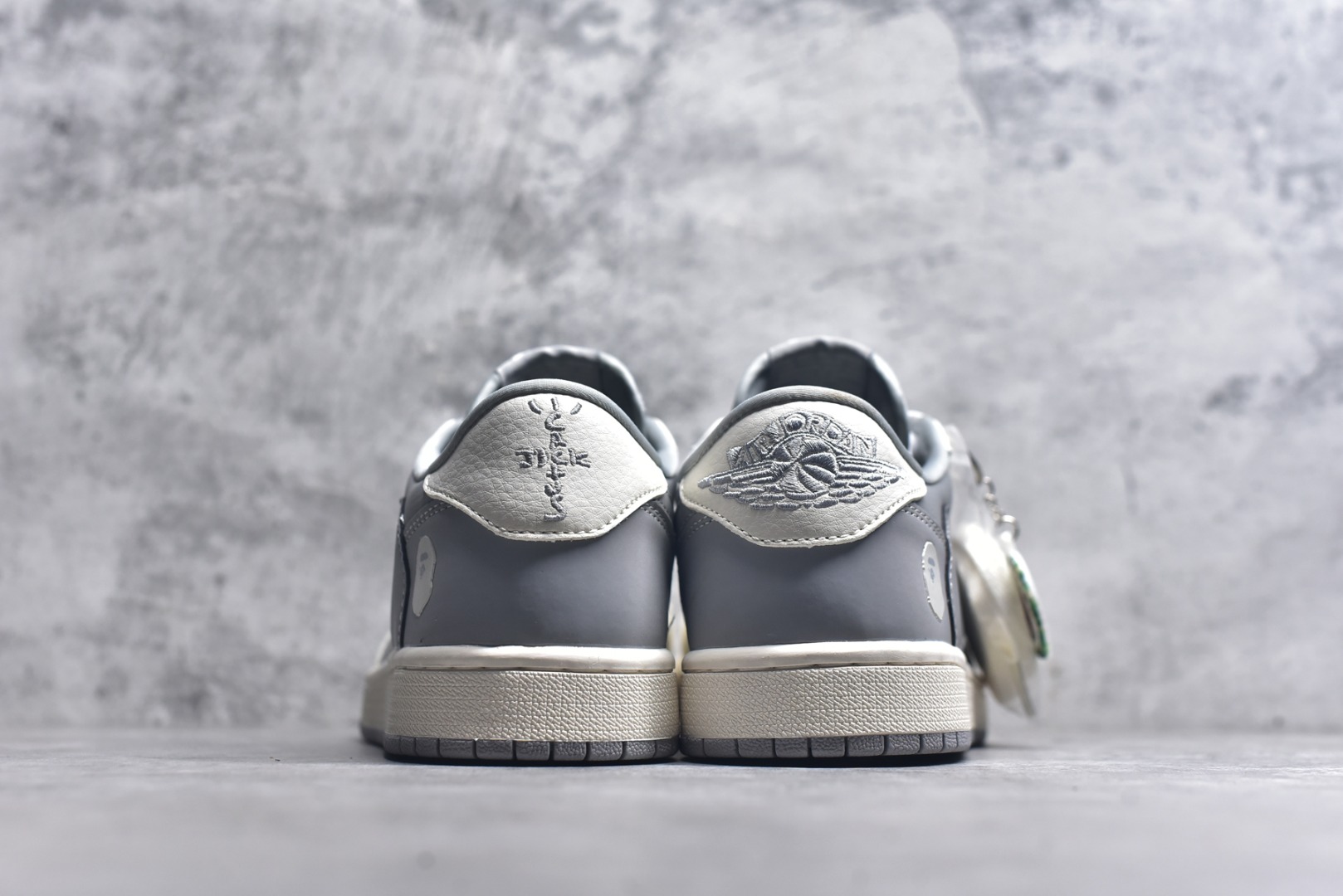 图片[5]-#Travis Scott x Fragment Design x Air Jordan 1 Low OG SP AJ1 乔1 Bape联名-月影灰 低帮文化休闲板鞋 BB6511-625 #多方联名合作融合了Travis Scott 独特的音乐风格，藤原浩个性的设计风格以及Jordan品牌的经典元素 使其成为一双具有独特身份和价值的鞋子 清新而立体的外观加上联名标识更突出了其独特身份 这种配色方案显示出活力和时尚感 在视觉上引人注目 鞋身的质感和细腻的细节处理使其显得高端而格调十足 这款“倒钩”联名是设计与创意完美结合 融合多方的个性风格是一款备受瞩目的潮流鞋款 低帮休闲板鞋 定制鞋盒 大厂纯原品质出货 超高清洁度 皮料切割干净无任何毛边 细节完美 尺码：36 36.5 37.5 38 38.5 39 40 40.5 41 42 42.5 43 44 44.5 45 9.E5-选品中心