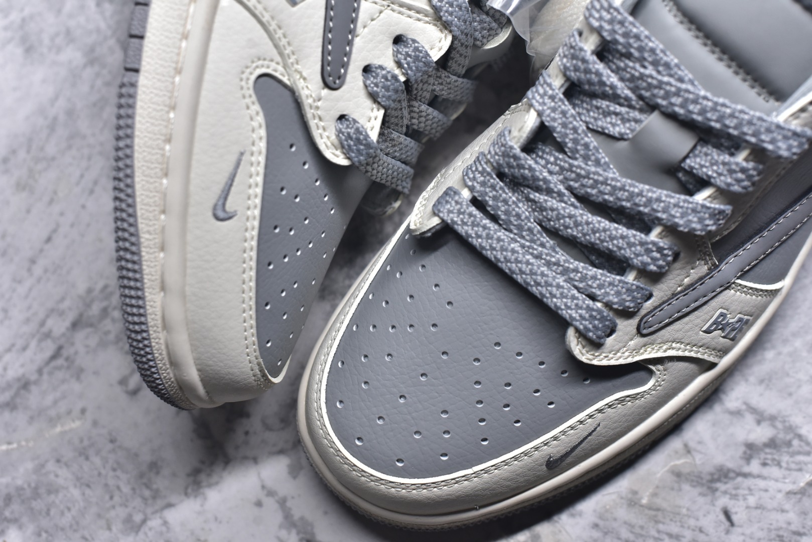 图片[8]-#Travis Scott x Fragment Design x Air Jordan 1 Low OG SP AJ1 乔1 Bape联名-月影灰 低帮文化休闲板鞋 BB6511-625 #多方联名合作融合了Travis Scott 独特的音乐风格，藤原浩个性的设计风格以及Jordan品牌的经典元素 使其成为一双具有独特身份和价值的鞋子 清新而立体的外观加上联名标识更突出了其独特身份 这种配色方案显示出活力和时尚感 在视觉上引人注目 鞋身的质感和细腻的细节处理使其显得高端而格调十足 这款“倒钩”联名是设计与创意完美结合 融合多方的个性风格是一款备受瞩目的潮流鞋款 低帮休闲板鞋 定制鞋盒 大厂纯原品质出货 超高清洁度 皮料切割干净无任何毛边 细节完美 尺码：36 36.5 37.5 38 38.5 39 40 40.5 41 42 42.5 43 44 44.5 45 9.E5-选品中心