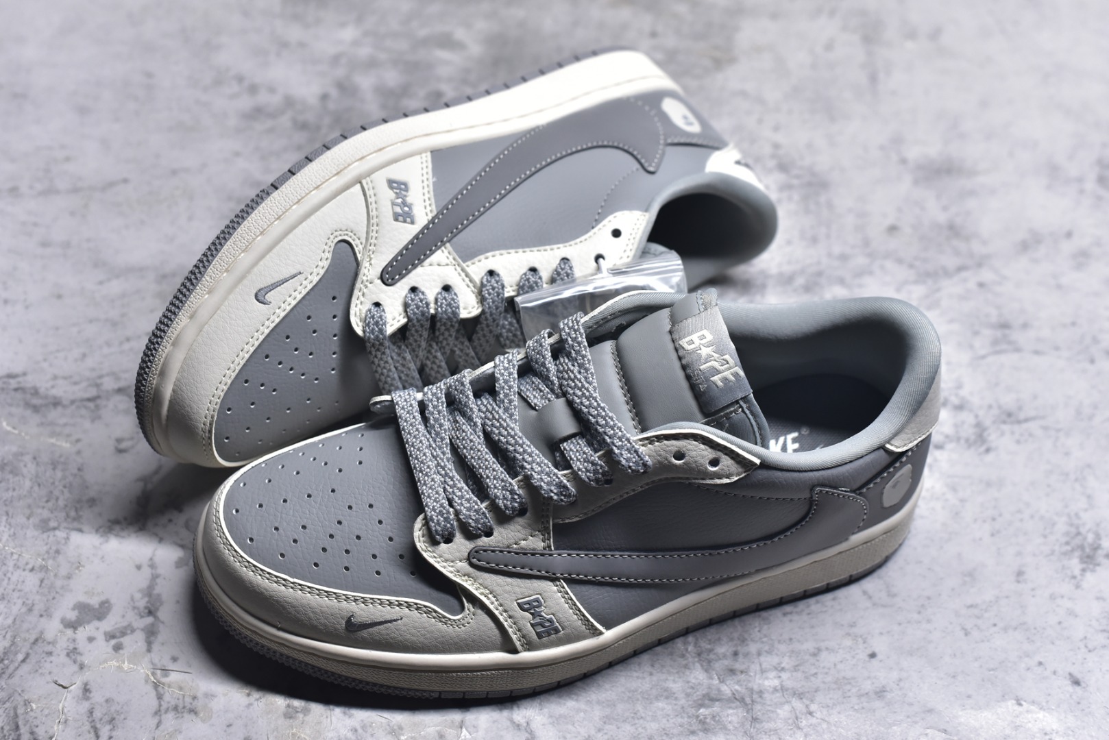 图片[7]-#Travis Scott x Fragment Design x Air Jordan 1 Low OG SP AJ1 乔1 Bape联名-月影灰 低帮文化休闲板鞋 BB6511-625 #多方联名合作融合了Travis Scott 独特的音乐风格，藤原浩个性的设计风格以及Jordan品牌的经典元素 使其成为一双具有独特身份和价值的鞋子 清新而立体的外观加上联名标识更突出了其独特身份 这种配色方案显示出活力和时尚感 在视觉上引人注目 鞋身的质感和细腻的细节处理使其显得高端而格调十足 这款“倒钩”联名是设计与创意完美结合 融合多方的个性风格是一款备受瞩目的潮流鞋款 低帮休闲板鞋 定制鞋盒 大厂纯原品质出货 超高清洁度 皮料切割干净无任何毛边 细节完美 尺码：36 36.5 37.5 38 38.5 39 40 40.5 41 42 42.5 43 44 44.5 45 9.E5-选品中心