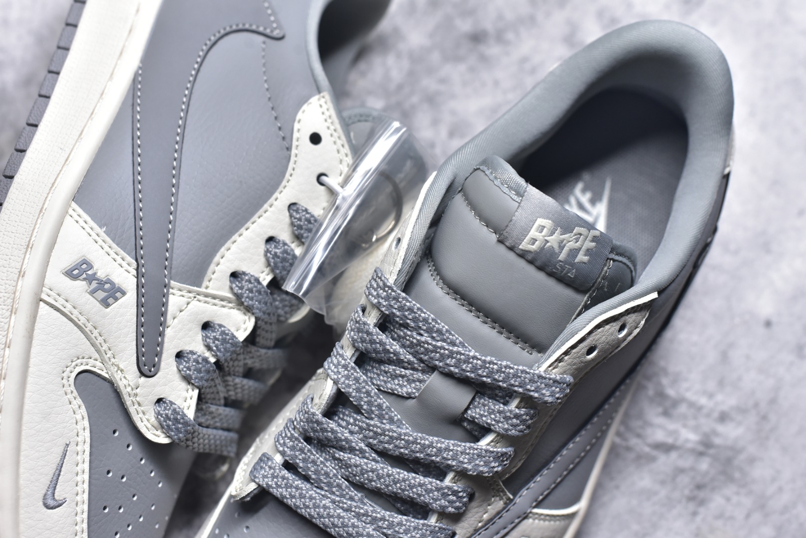 图片[9]-#Travis Scott x Fragment Design x Air Jordan 1 Low OG SP AJ1 乔1 Bape联名-月影灰 低帮文化休闲板鞋 BB6511-625 #多方联名合作融合了Travis Scott 独特的音乐风格，藤原浩个性的设计风格以及Jordan品牌的经典元素 使其成为一双具有独特身份和价值的鞋子 清新而立体的外观加上联名标识更突出了其独特身份 这种配色方案显示出活力和时尚感 在视觉上引人注目 鞋身的质感和细腻的细节处理使其显得高端而格调十足 这款“倒钩”联名是设计与创意完美结合 融合多方的个性风格是一款备受瞩目的潮流鞋款 低帮休闲板鞋 定制鞋盒 大厂纯原品质出货 超高清洁度 皮料切割干净无任何毛边 细节完美 尺码：36 36.5 37.5 38 38.5 39 40 40.5 41 42 42.5 43 44 44.5 45 9.E5-选品中心