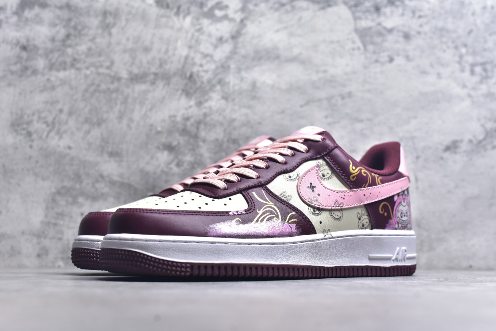 图片[2]-#Nike Air Force 1\’07 Low \”Berry Red\” 手绘涂鸦 莓红漫绘 空军一号低帮休闲运动板鞋 FD9925-611 #配色以酒红为主色调，糅合粉调，似莓果般漾着甜美元气。鞋身图案如漫绘创作般灵动，线条与元素交织，为经典鞋型注入鲜活创意，在保留耐克舒适与质感的同时，用色彩与图案碰撞出独特潮流感，是时尚与个性兼具的穿搭利器 尺码：36 36.5 37.5 38 38.5 39 40 40.5 41 42 42.5 43 44 44.5 45 9.D4-选品中心