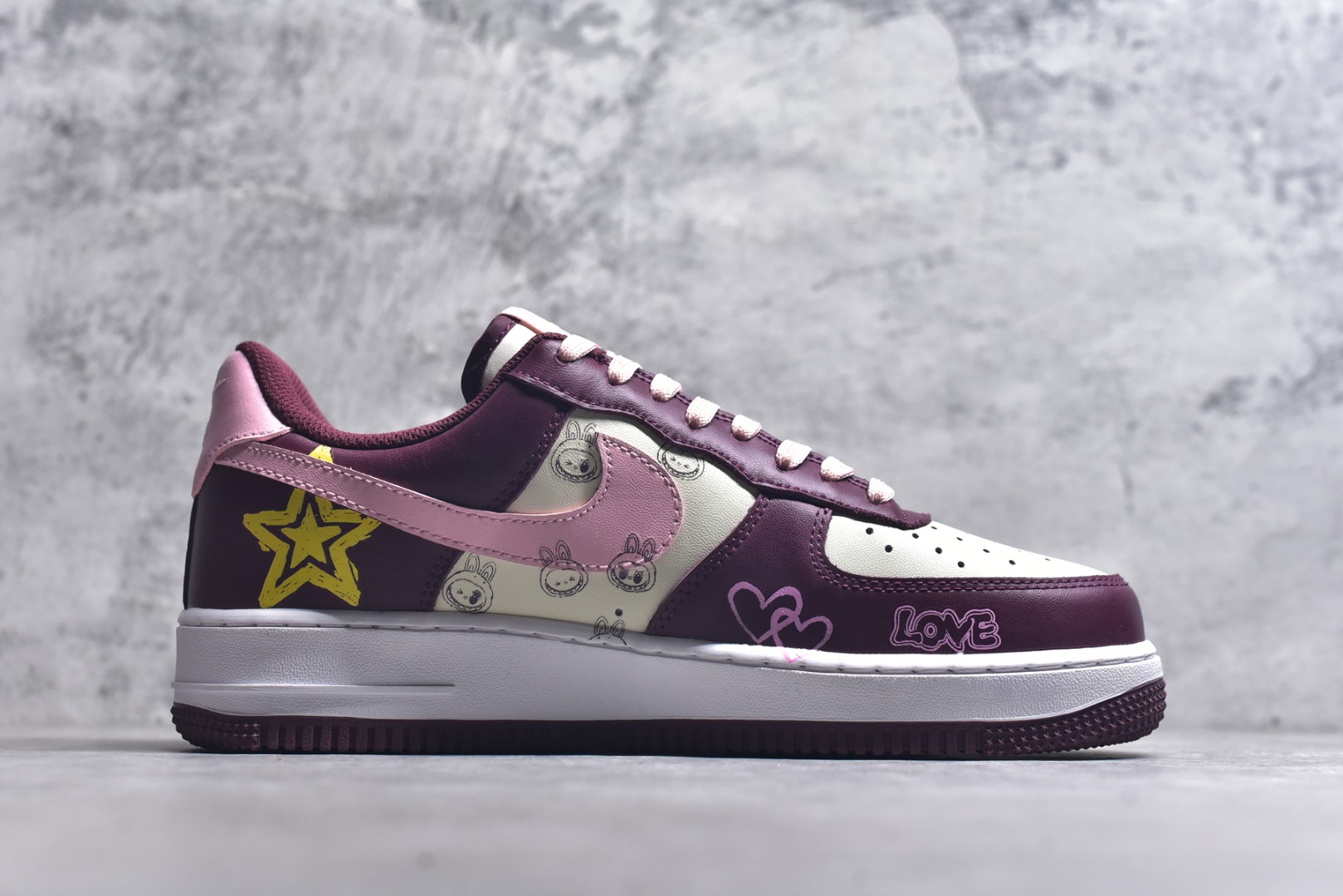 图片[3]-#Nike Air Force 1\’07 Low \”Berry Red\” 手绘涂鸦 莓红漫绘 空军一号低帮休闲运动板鞋 FD9925-611 #配色以酒红为主色调，糅合粉调，似莓果般漾着甜美元气。鞋身图案如漫绘创作般灵动，线条与元素交织，为经典鞋型注入鲜活创意，在保留耐克舒适与质感的同时，用色彩与图案碰撞出独特潮流感，是时尚与个性兼具的穿搭利器 尺码：36 36.5 37.5 38 38.5 39 40 40.5 41 42 42.5 43 44 44.5 45 9.D4-选品中心