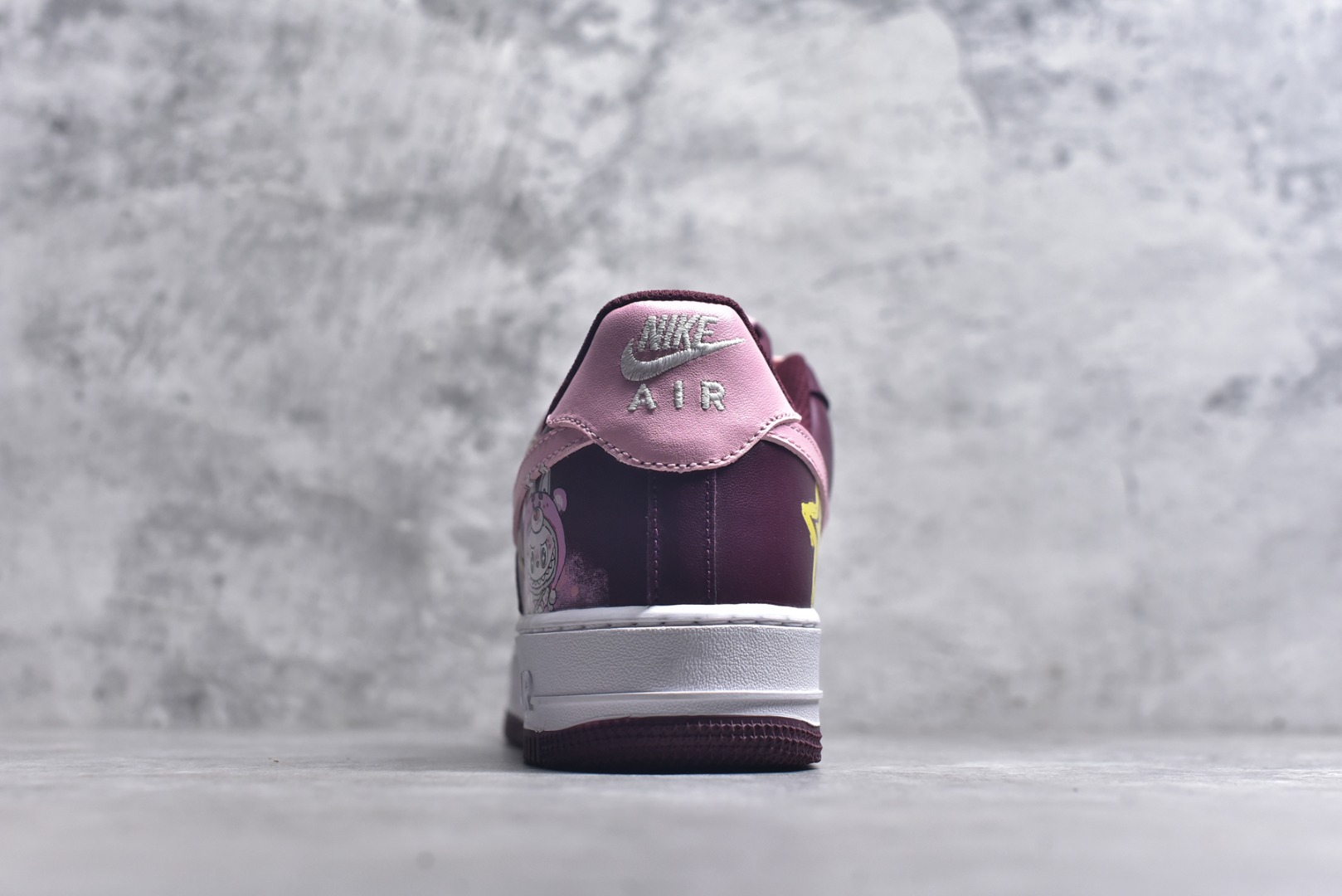 图片[5]-#Nike Air Force 1\’07 Low \”Berry Red\” 手绘涂鸦 莓红漫绘 空军一号低帮休闲运动板鞋 FD9925-611 #配色以酒红为主色调，糅合粉调，似莓果般漾着甜美元气。鞋身图案如漫绘创作般灵动，线条与元素交织，为经典鞋型注入鲜活创意，在保留耐克舒适与质感的同时，用色彩与图案碰撞出独特潮流感，是时尚与个性兼具的穿搭利器 尺码：36 36.5 37.5 38 38.5 39 40 40.5 41 42 42.5 43 44 44.5 45 9.D4-选品中心