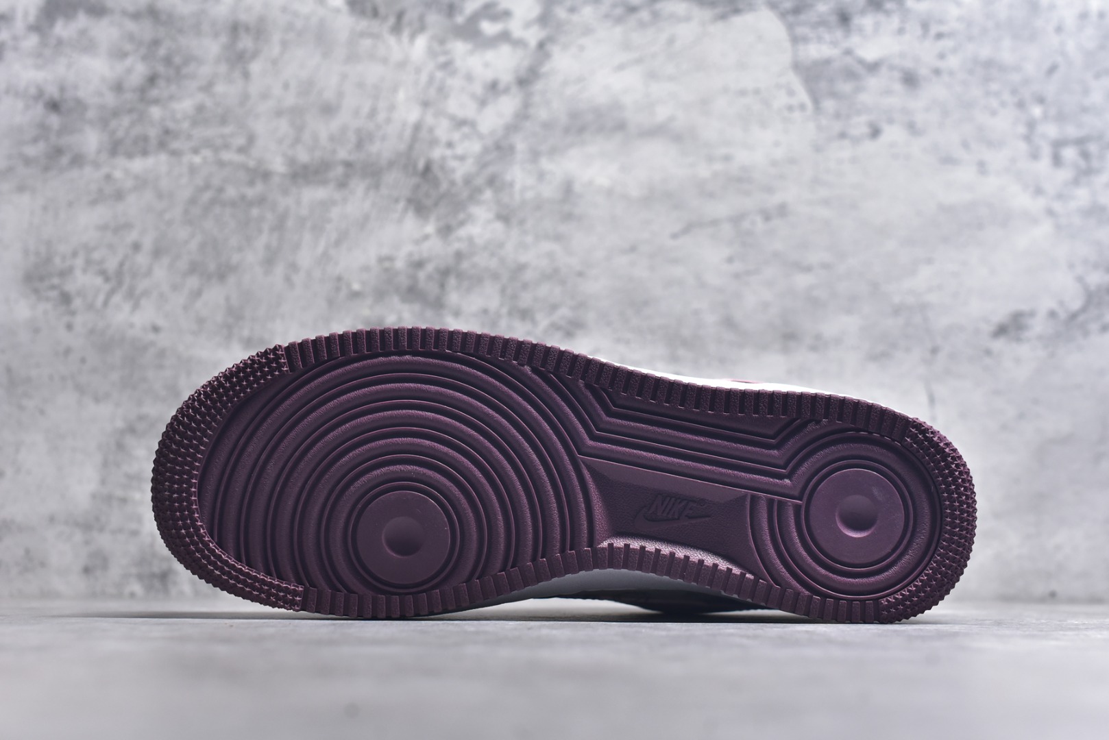 图片[6]-#Nike Air Force 1\’07 Low \”Berry Red\” 手绘涂鸦 莓红漫绘 空军一号低帮休闲运动板鞋 FD9925-611 #配色以酒红为主色调，糅合粉调，似莓果般漾着甜美元气。鞋身图案如漫绘创作般灵动，线条与元素交织，为经典鞋型注入鲜活创意，在保留耐克舒适与质感的同时，用色彩与图案碰撞出独特潮流感，是时尚与个性兼具的穿搭利器 尺码：36 36.5 37.5 38 38.5 39 40 40.5 41 42 42.5 43 44 44.5 45 9.D4-选品中心