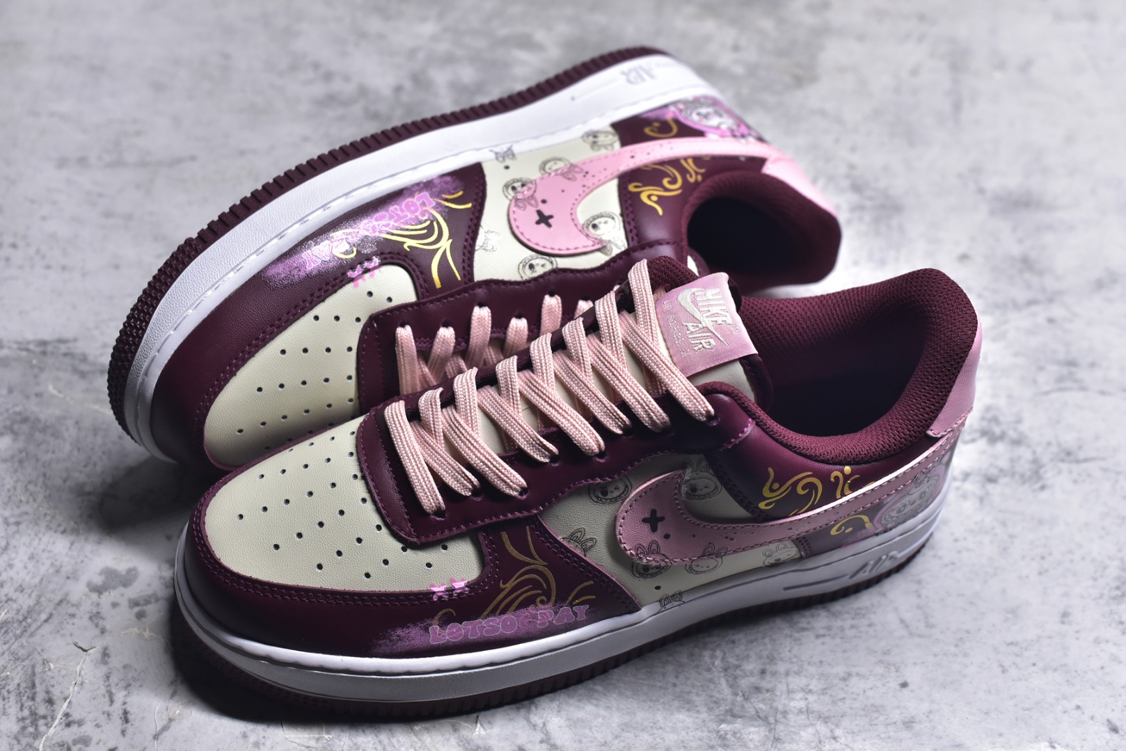 图片[7]-#Nike Air Force 1\’07 Low \”Berry Red\” 手绘涂鸦 莓红漫绘 空军一号低帮休闲运动板鞋 FD9925-611 #配色以酒红为主色调，糅合粉调，似莓果般漾着甜美元气。鞋身图案如漫绘创作般灵动，线条与元素交织，为经典鞋型注入鲜活创意，在保留耐克舒适与质感的同时，用色彩与图案碰撞出独特潮流感，是时尚与个性兼具的穿搭利器 尺码：36 36.5 37.5 38 38.5 39 40 40.5 41 42 42.5 43 44 44.5 45 9.D4-选品中心