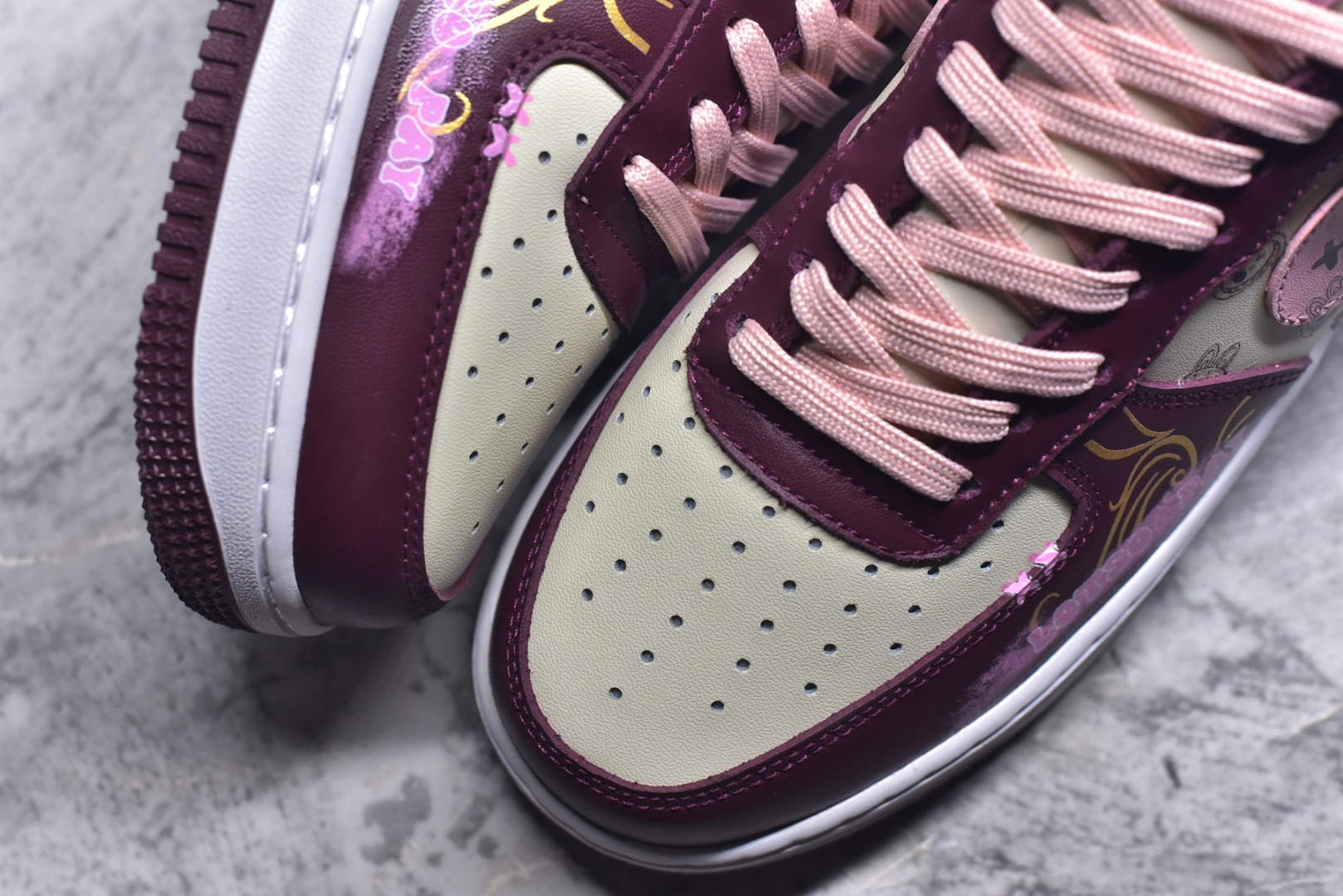 图片[8]-#Nike Air Force 1\’07 Low \”Berry Red\” 手绘涂鸦 莓红漫绘 空军一号低帮休闲运动板鞋 FD9925-611 #配色以酒红为主色调，糅合粉调，似莓果般漾着甜美元气。鞋身图案如漫绘创作般灵动，线条与元素交织，为经典鞋型注入鲜活创意，在保留耐克舒适与质感的同时，用色彩与图案碰撞出独特潮流感，是时尚与个性兼具的穿搭利器 尺码：36 36.5 37.5 38 38.5 39 40 40.5 41 42 42.5 43 44 44.5 45 9.D4-选品中心