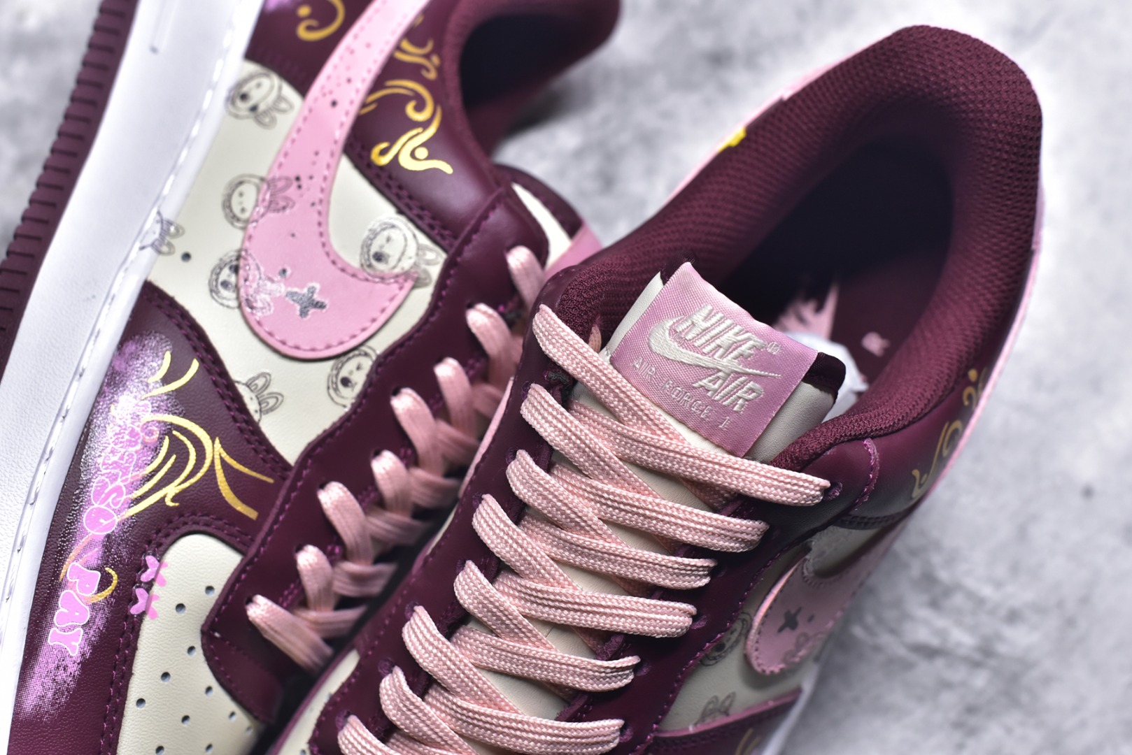图片[9]-#Nike Air Force 1\’07 Low \”Berry Red\” 手绘涂鸦 莓红漫绘 空军一号低帮休闲运动板鞋 FD9925-611 #配色以酒红为主色调，糅合粉调，似莓果般漾着甜美元气。鞋身图案如漫绘创作般灵动，线条与元素交织，为经典鞋型注入鲜活创意，在保留耐克舒适与质感的同时，用色彩与图案碰撞出独特潮流感，是时尚与个性兼具的穿搭利器 尺码：36 36.5 37.5 38 38.5 39 40 40.5 41 42 42.5 43 44 44.5 45 9.D4-选品中心
