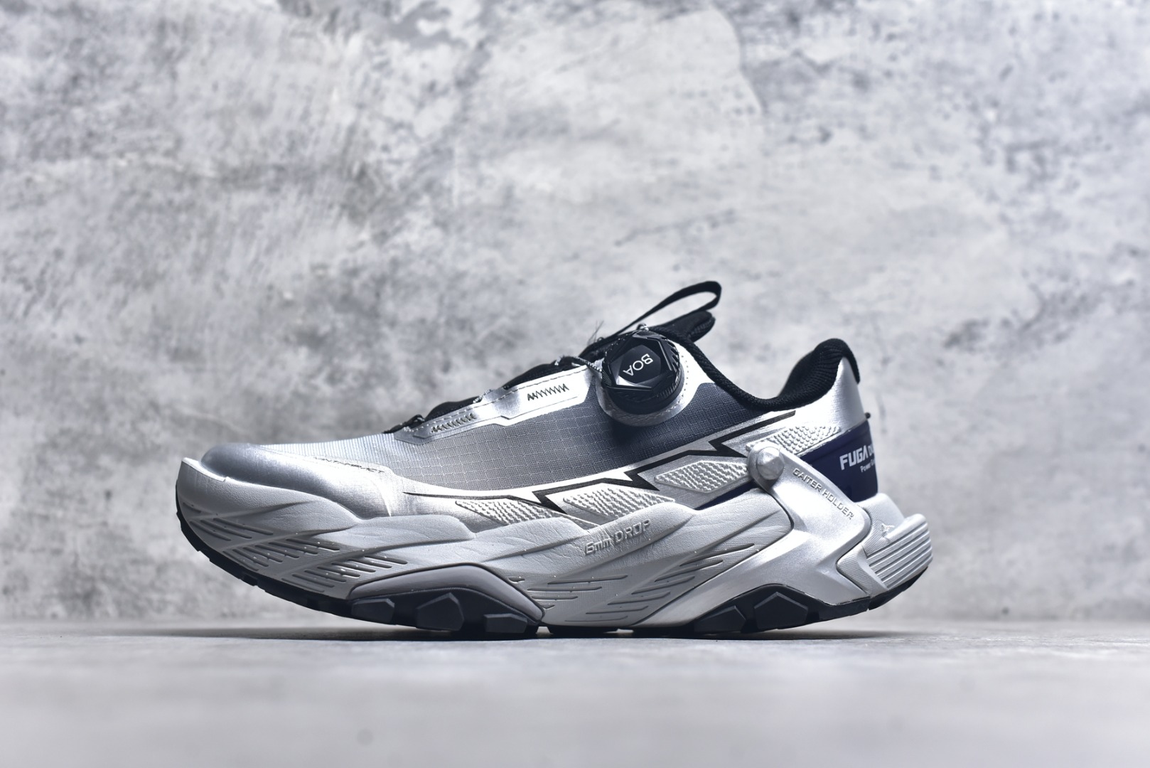 #凯乐石 KAILAS FUGA DU BOA 大坡王轻越野徒步 网布TPU减震防滑透气支撑回弹 低帮 超强抓地力登山跑步鞋 KAILAS凯乐石品牌是全球三大全系攀登品牌之一，于2003年创立于中国广州，致力于为有攀登梦想的户外运动员及爱好者，研发制造功能性专业装备，满足他们在极限环境下安全舒适的需求，凯乐石专注于科技面料的开发及专业功能设计，产品线覆盖登山、攀岩、徒步、越野跑山、露营、旅行等多项户外运动，通过运动员的测试反馈，不断进化迭代，产品荣获国内外大奖71座，发明专利21个，更突破性的自主研发攀登器械，打造出中国的攀登硬实力。实拍调校N版已经零色差零失真 百分百还原实物色彩所见即所得 不存在货不对板色差等低级问题 选购参考实物拍摄 不混卖不参货 只用心做好货严格选品 承诺混一赔十 尺码：36 36.5 37.5 38 38.5 39 40 40.5 41 42 42.5 43 44 44.5 45-选品中心