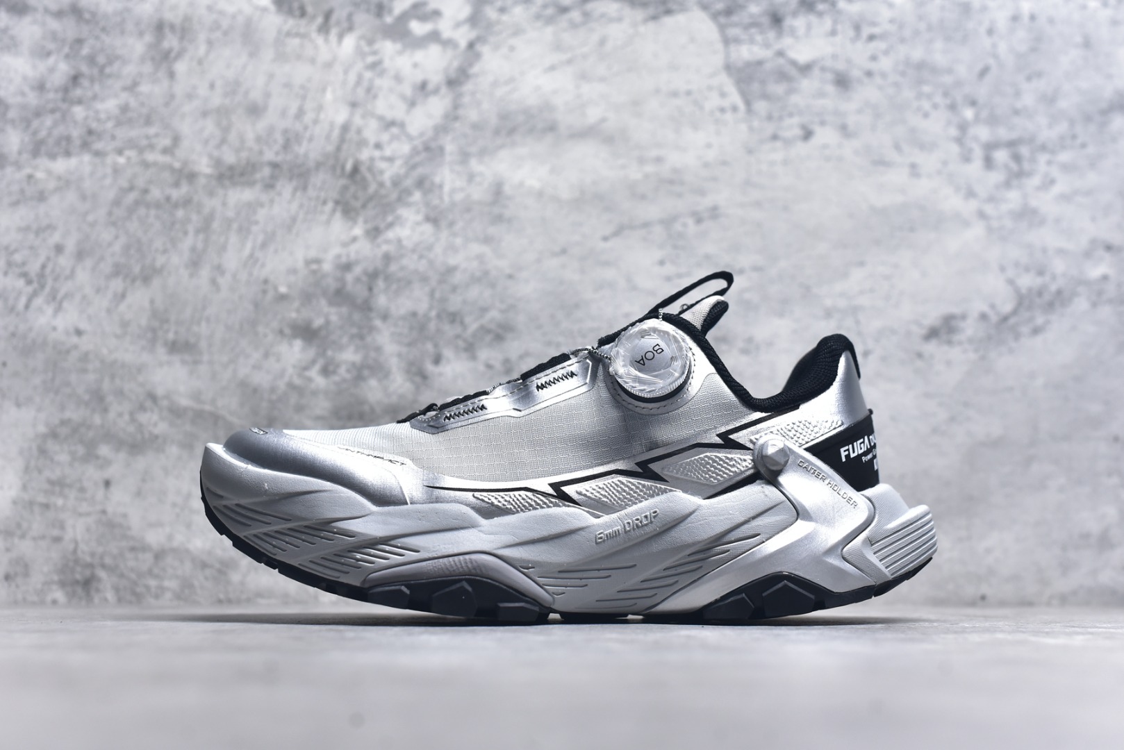 #凯乐石 KAILAS FUGA DU BOA 大坡王轻越野徒步 网布TPU减震防滑透气支撑回弹 低帮 超强抓地力登山跑步鞋 KAILAS凯乐石品牌是全球三大全系攀登品牌之一，于2003年创立于中国广州，致力于为有攀登梦想的户外运动员及爱好者，研发制造功能性专业装备，满足他们在极限环境下安全舒适的需求，凯乐石专注于科技面料的开发及专业功能设计，产品线覆盖登山、攀岩、徒步、越野跑山、露营、旅行等多项户外运动，通过运动员的测试反馈，不断进化迭代，产品荣获国内外大奖71座，发明专利21个，更突破性的自主研发攀登器械，打造出中国的攀登硬实力。实拍调校N版已经零色差零失真 百分百还原实物色彩所见即所得 不存在货不对板色差等低级问题 选购参考实物拍摄 不混卖不参货 只用心做好货严格选品 承诺混一赔十 尺码：36 36.5 37.5 38 38.5 39 40 40.5 41 42 42.5 43 44 44.5 45-选品中心