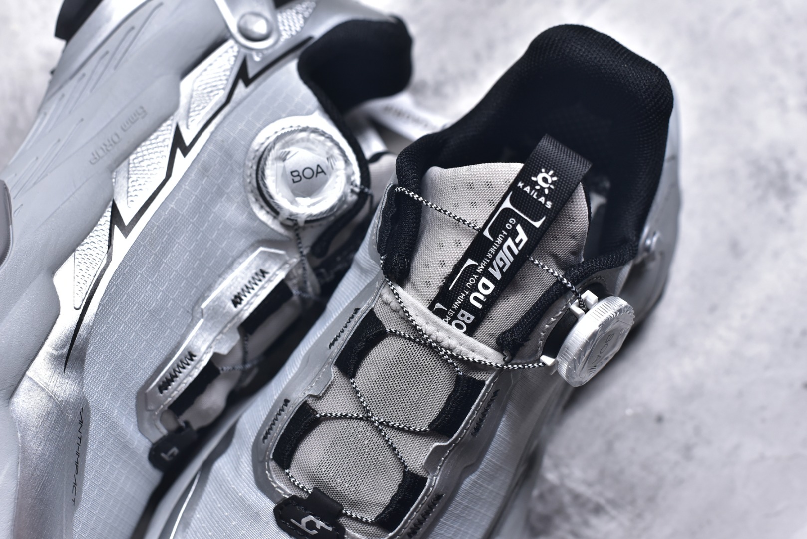 图片[9]-#凯乐石 KAILAS FUGA DU BOA 大坡王轻越野徒步 网布TPU减震防滑透气支撑回弹 低帮 超强抓地力登山跑步鞋 KAILAS凯乐石品牌是全球三大全系攀登品牌之一，于2003年创立于中国广州，致力于为有攀登梦想的户外运动员及爱好者，研发制造功能性专业装备，满足他们在极限环境下安全舒适的需求，凯乐石专注于科技面料的开发及专业功能设计，产品线覆盖登山、攀岩、徒步、越野跑山、露营、旅行等多项户外运动，通过运动员的测试反馈，不断进化迭代，产品荣获国内外大奖71座，发明专利21个，更突破性的自主研发攀登器械，打造出中国的攀登硬实力。实拍调校N版已经零色差零失真 百分百还原实物色彩所见即所得 不存在货不对板色差等低级问题 选购参考实物拍摄 不混卖不参货 只用心做好货严格选品 承诺混一赔十 尺码：36 36.5 37.5 38 38.5 39 40 40.5 41 42 42.5 43 44 44.5 45-选品中心