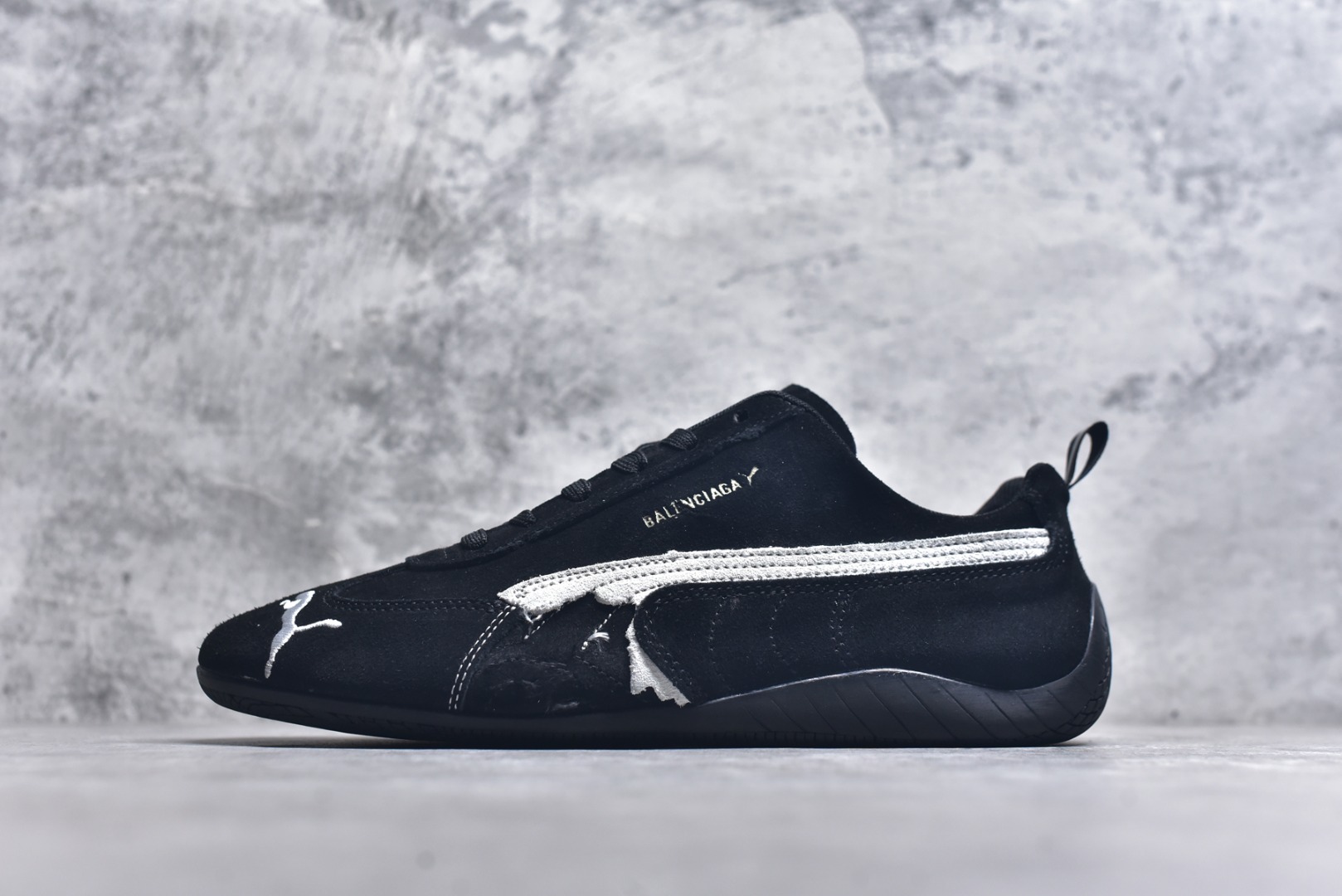 #巴黎世家联名款The Open Product x Puma Speedcat 极速赛车系列彪马低帮生活休闲鞋 原装档案原数据纸版楦型 采用原厂固色翻毛皮鞋面材质 二次成型\'猛帮\'成型工艺 全球知名运动品牌PUMA宝马赛车系列，融合了宝马车队的标志性配色，以趣味十足又前卫复古的设计引领潮流，将赛道精神融入街头时尚，开启前卫竞速之旅。自1978年巴伐利亚车队走上世界舞台，宝马赛车就在全球汽车制造和赛车运动领域留下了浓墨重彩的一笔。全新的两款BMW MMS Roma与BMW MMS Speedboat鞋款，均从宝马车型中汲取灵感。以黑或白为底色，融入经典配色，主打前卫复古风。Roma鞋款的鞋侧以复古的流线造型，缀以宝马经典Logo，巧妙吸睛；而Speedcat鞋款以亮眼三色条纹元素缀以舒适鞋面，赋予了独特的个性美学，演绎赛车的无尽能量 货号 406519 02 尺码 36 37 38 39 40 41 42 43 44 45 ｛官方同布 无半码｝ ⚠️-选品中心