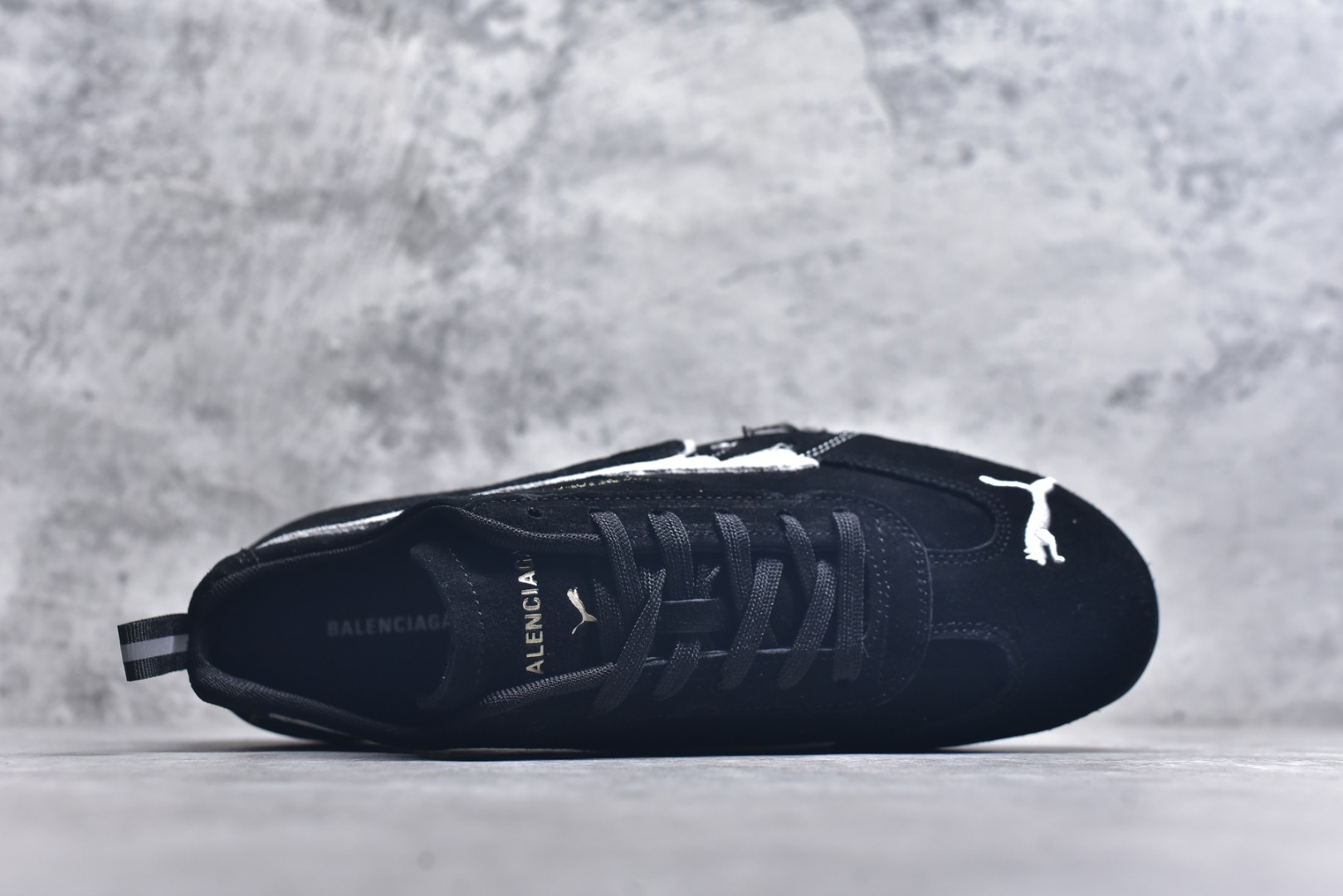 图片[4]-#巴黎世家联名款The Open Product x Puma Speedcat 极速赛车系列彪马低帮生活休闲鞋 原装档案原数据纸版楦型 采用原厂固色翻毛皮鞋面材质 二次成型\’猛帮\’成型工艺 全球知名运动品牌PUMA宝马赛车系列，融合了宝马车队的标志性配色，以趣味十足又前卫复古的设计引领潮流，将赛道精神融入街头时尚，开启前卫竞速之旅。自1978年巴伐利亚车队走上世界舞台，宝马赛车就在全球汽车制造和赛车运动领域留下了浓墨重彩的一笔。全新的两款BMW MMS Roma与BMW MMS Speedboat鞋款，均从宝马车型中汲取灵感。以黑或白为底色，融入经典配色，主打前卫复古风。Roma鞋款的鞋侧以复古的流线造型，缀以宝马经典Logo，巧妙吸睛；而Speedcat鞋款以亮眼三色条纹元素缀以舒适鞋面，赋予了独特的个性美学，演绎赛车的无尽能量 货号 406519 02 尺码 36 37 38 39 40 41 42 43 44 45 ｛官方同布 无半码｝ ⚠️-选品中心