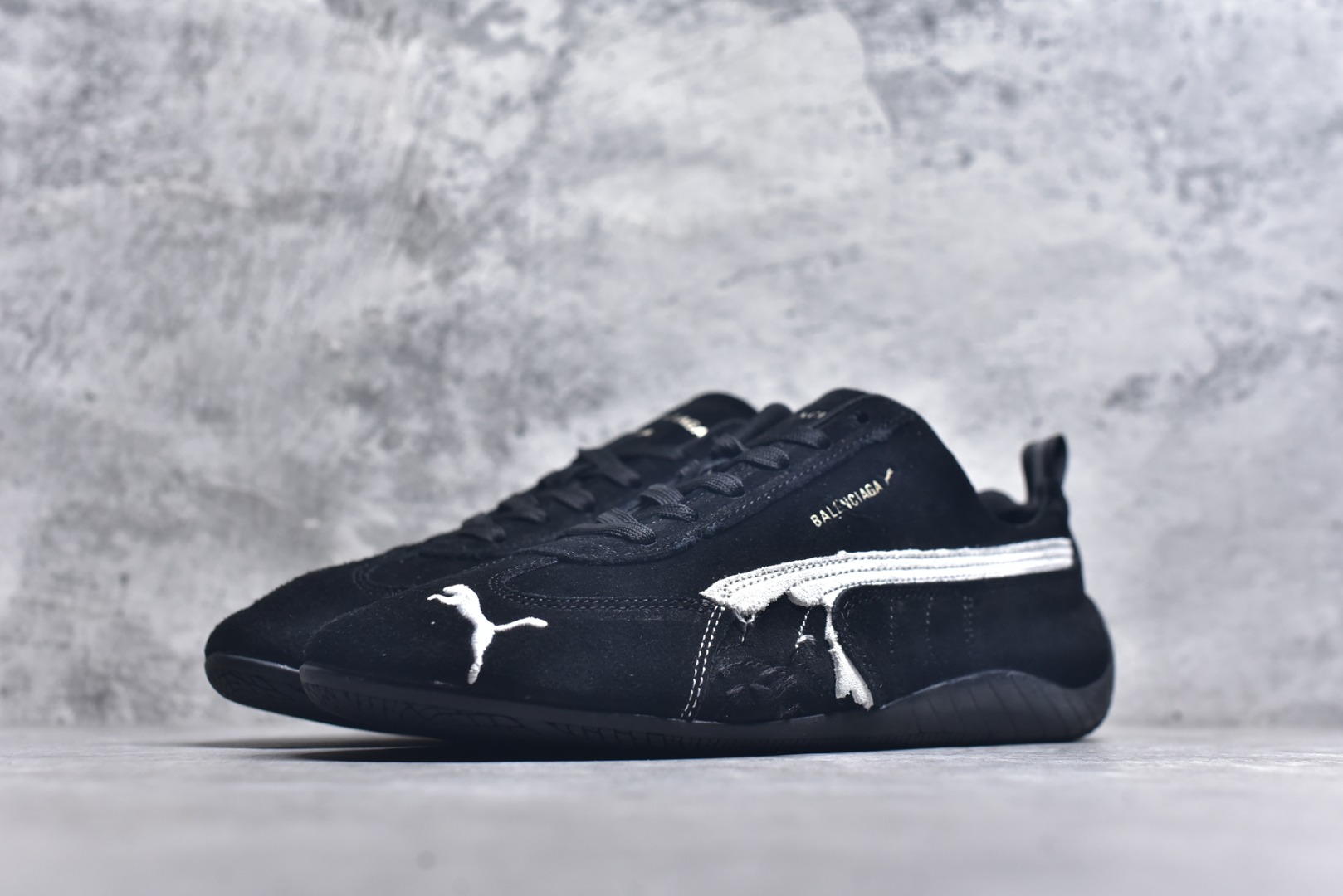 图片[2]-#巴黎世家联名款The Open Product x Puma Speedcat 极速赛车系列彪马低帮生活休闲鞋 原装档案原数据纸版楦型 采用原厂固色翻毛皮鞋面材质 二次成型\’猛帮\’成型工艺 全球知名运动品牌PUMA宝马赛车系列，融合了宝马车队的标志性配色，以趣味十足又前卫复古的设计引领潮流，将赛道精神融入街头时尚，开启前卫竞速之旅。自1978年巴伐利亚车队走上世界舞台，宝马赛车就在全球汽车制造和赛车运动领域留下了浓墨重彩的一笔。全新的两款BMW MMS Roma与BMW MMS Speedboat鞋款，均从宝马车型中汲取灵感。以黑或白为底色，融入经典配色，主打前卫复古风。Roma鞋款的鞋侧以复古的流线造型，缀以宝马经典Logo，巧妙吸睛；而Speedcat鞋款以亮眼三色条纹元素缀以舒适鞋面，赋予了独特的个性美学，演绎赛车的无尽能量 货号 406519 02 尺码 36 37 38 39 40 41 42 43 44 45 ｛官方同布 无半码｝ ⚠️-选品中心