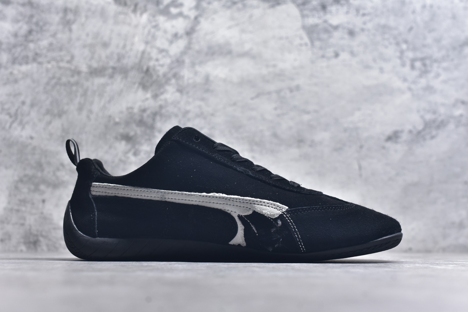 图片[3]-#巴黎世家联名款The Open Product x Puma Speedcat 极速赛车系列彪马低帮生活休闲鞋 原装档案原数据纸版楦型 采用原厂固色翻毛皮鞋面材质 二次成型\’猛帮\’成型工艺 全球知名运动品牌PUMA宝马赛车系列，融合了宝马车队的标志性配色，以趣味十足又前卫复古的设计引领潮流，将赛道精神融入街头时尚，开启前卫竞速之旅。自1978年巴伐利亚车队走上世界舞台，宝马赛车就在全球汽车制造和赛车运动领域留下了浓墨重彩的一笔。全新的两款BMW MMS Roma与BMW MMS Speedboat鞋款，均从宝马车型中汲取灵感。以黑或白为底色，融入经典配色，主打前卫复古风。Roma鞋款的鞋侧以复古的流线造型，缀以宝马经典Logo，巧妙吸睛；而Speedcat鞋款以亮眼三色条纹元素缀以舒适鞋面，赋予了独特的个性美学，演绎赛车的无尽能量 货号 406519 02 尺码 36 37 38 39 40 41 42 43 44 45 ｛官方同布 无半码｝ ⚠️-选品中心