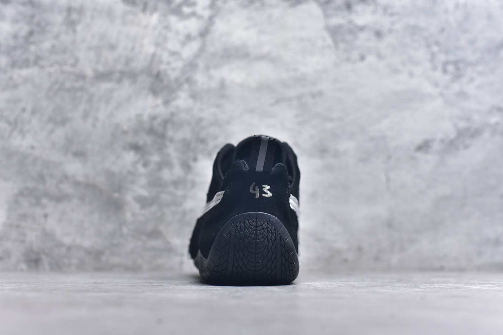 图片[5]-#巴黎世家联名款The Open Product x Puma Speedcat 极速赛车系列彪马低帮生活休闲鞋 原装档案原数据纸版楦型 采用原厂固色翻毛皮鞋面材质 二次成型\’猛帮\’成型工艺 全球知名运动品牌PUMA宝马赛车系列，融合了宝马车队的标志性配色，以趣味十足又前卫复古的设计引领潮流，将赛道精神融入街头时尚，开启前卫竞速之旅。自1978年巴伐利亚车队走上世界舞台，宝马赛车就在全球汽车制造和赛车运动领域留下了浓墨重彩的一笔。全新的两款BMW MMS Roma与BMW MMS Speedboat鞋款，均从宝马车型中汲取灵感。以黑或白为底色，融入经典配色，主打前卫复古风。Roma鞋款的鞋侧以复古的流线造型，缀以宝马经典Logo，巧妙吸睛；而Speedcat鞋款以亮眼三色条纹元素缀以舒适鞋面，赋予了独特的个性美学，演绎赛车的无尽能量 货号 406519 02 尺码 36 37 38 39 40 41 42 43 44 45 ｛官方同布 无半码｝ ⚠️-选品中心