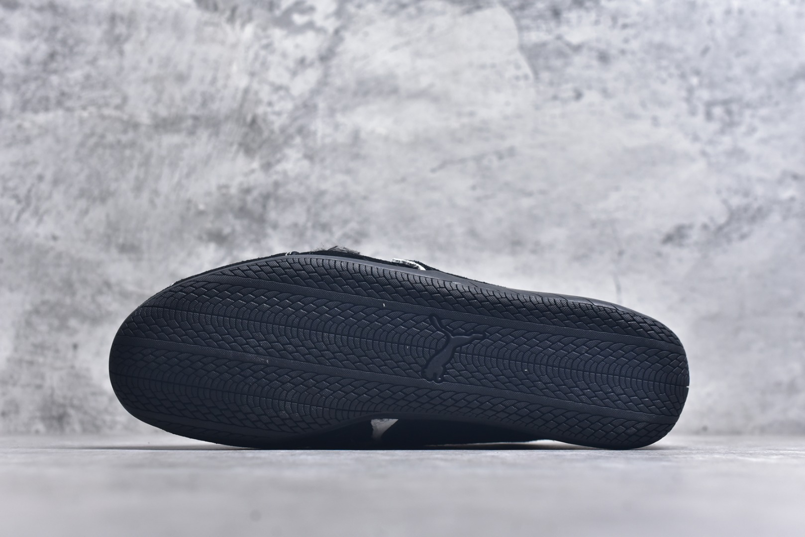 图片[6]-#巴黎世家联名款The Open Product x Puma Speedcat 极速赛车系列彪马低帮生活休闲鞋 原装档案原数据纸版楦型 采用原厂固色翻毛皮鞋面材质 二次成型\’猛帮\’成型工艺 全球知名运动品牌PUMA宝马赛车系列，融合了宝马车队的标志性配色，以趣味十足又前卫复古的设计引领潮流，将赛道精神融入街头时尚，开启前卫竞速之旅。自1978年巴伐利亚车队走上世界舞台，宝马赛车就在全球汽车制造和赛车运动领域留下了浓墨重彩的一笔。全新的两款BMW MMS Roma与BMW MMS Speedboat鞋款，均从宝马车型中汲取灵感。以黑或白为底色，融入经典配色，主打前卫复古风。Roma鞋款的鞋侧以复古的流线造型，缀以宝马经典Logo，巧妙吸睛；而Speedcat鞋款以亮眼三色条纹元素缀以舒适鞋面，赋予了独特的个性美学，演绎赛车的无尽能量 货号 406519 02 尺码 36 37 38 39 40 41 42 43 44 45 ｛官方同布 无半码｝ ⚠️-选品中心