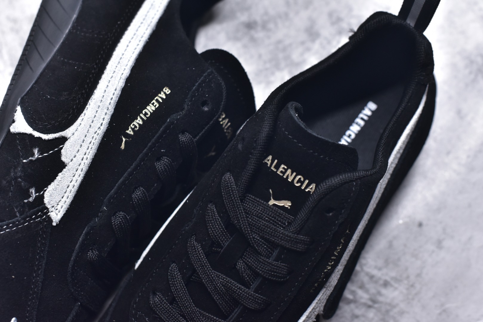 图片[9]-#巴黎世家联名款The Open Product x Puma Speedcat 极速赛车系列彪马低帮生活休闲鞋 原装档案原数据纸版楦型 采用原厂固色翻毛皮鞋面材质 二次成型\’猛帮\’成型工艺 全球知名运动品牌PUMA宝马赛车系列，融合了宝马车队的标志性配色，以趣味十足又前卫复古的设计引领潮流，将赛道精神融入街头时尚，开启前卫竞速之旅。自1978年巴伐利亚车队走上世界舞台，宝马赛车就在全球汽车制造和赛车运动领域留下了浓墨重彩的一笔。全新的两款BMW MMS Roma与BMW MMS Speedboat鞋款，均从宝马车型中汲取灵感。以黑或白为底色，融入经典配色，主打前卫复古风。Roma鞋款的鞋侧以复古的流线造型，缀以宝马经典Logo，巧妙吸睛；而Speedcat鞋款以亮眼三色条纹元素缀以舒适鞋面，赋予了独特的个性美学，演绎赛车的无尽能量 货号 406519 02 尺码 36 37 38 39 40 41 42 43 44 45 ｛官方同布 无半码｝ ⚠️-选品中心