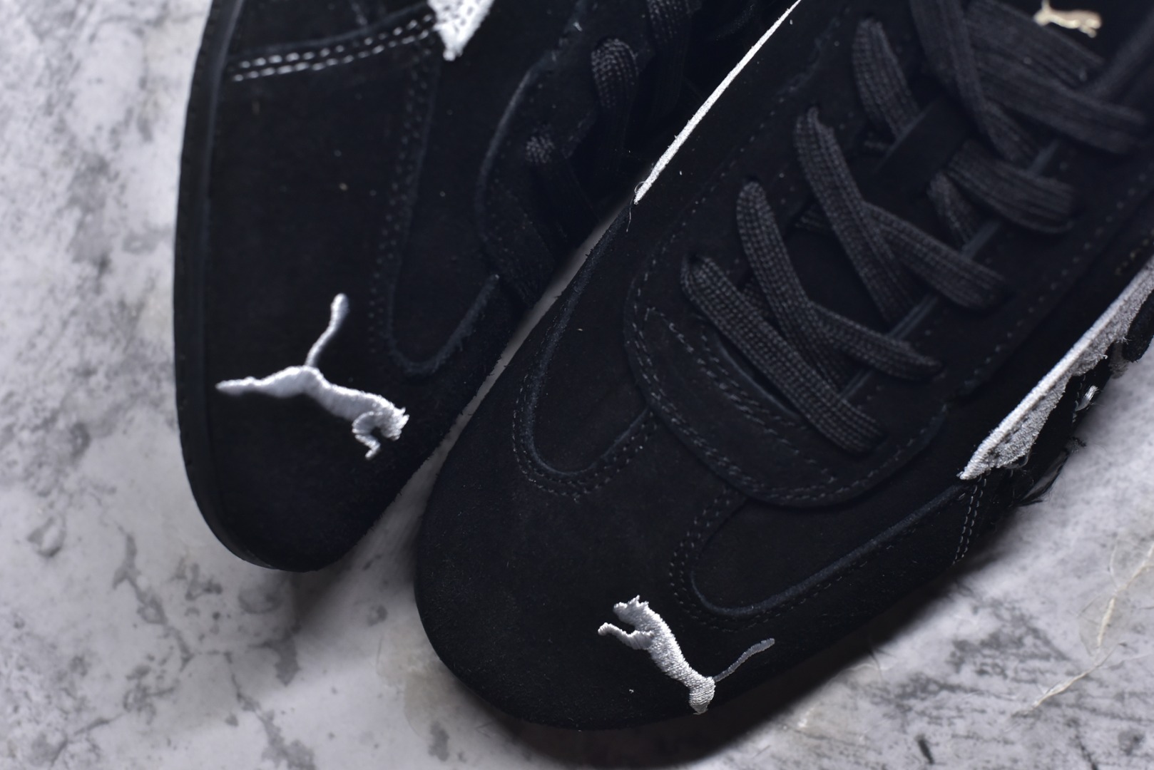 图片[8]-#巴黎世家联名款The Open Product x Puma Speedcat 极速赛车系列彪马低帮生活休闲鞋 原装档案原数据纸版楦型 采用原厂固色翻毛皮鞋面材质 二次成型\’猛帮\’成型工艺 全球知名运动品牌PUMA宝马赛车系列，融合了宝马车队的标志性配色，以趣味十足又前卫复古的设计引领潮流，将赛道精神融入街头时尚，开启前卫竞速之旅。自1978年巴伐利亚车队走上世界舞台，宝马赛车就在全球汽车制造和赛车运动领域留下了浓墨重彩的一笔。全新的两款BMW MMS Roma与BMW MMS Speedboat鞋款，均从宝马车型中汲取灵感。以黑或白为底色，融入经典配色，主打前卫复古风。Roma鞋款的鞋侧以复古的流线造型，缀以宝马经典Logo，巧妙吸睛；而Speedcat鞋款以亮眼三色条纹元素缀以舒适鞋面，赋予了独特的个性美学，演绎赛车的无尽能量 货号 406519 02 尺码 36 37 38 39 40 41 42 43 44 45 ｛官方同布 无半码｝ ⚠️-选品中心