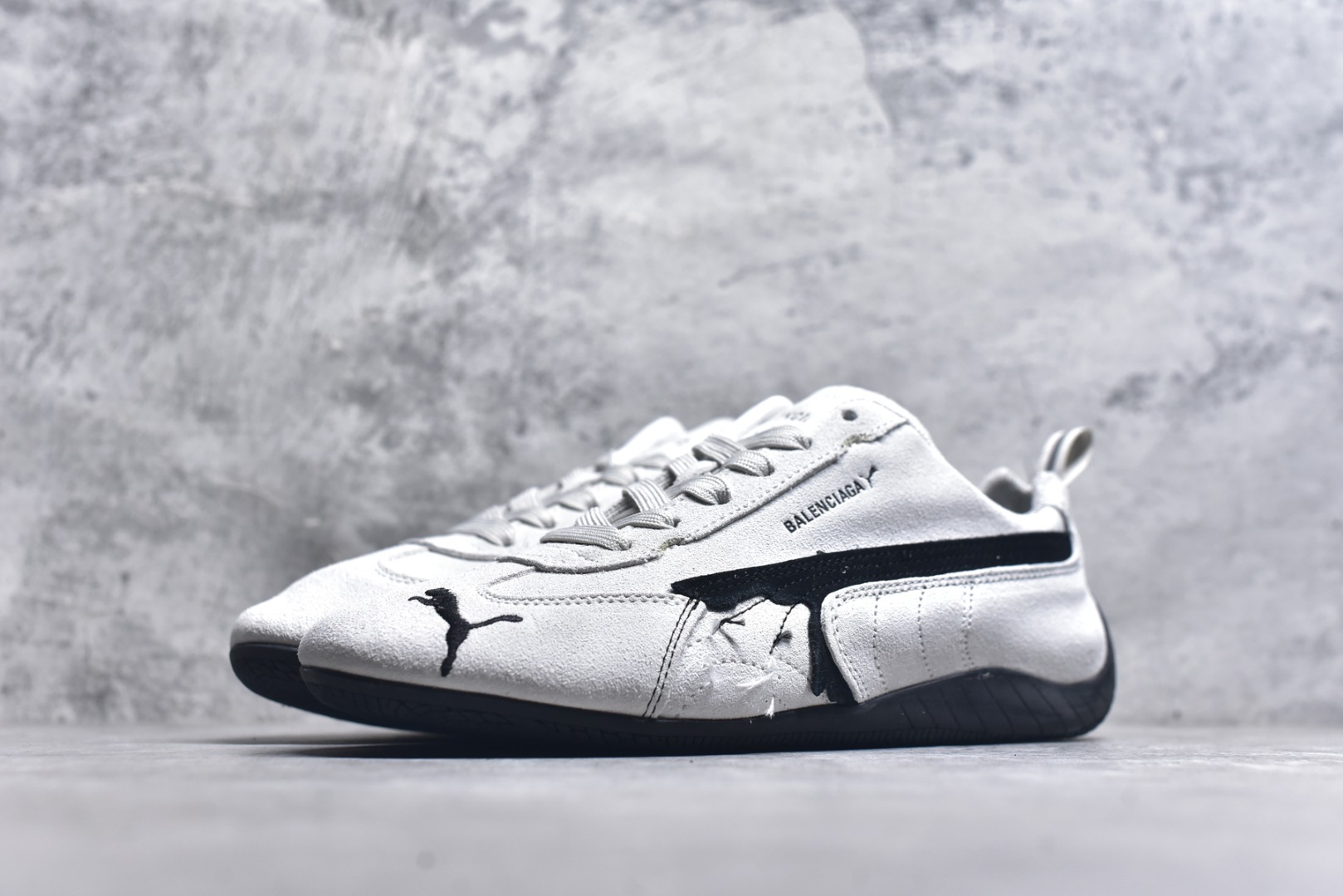 图片[2]-#巴黎世家联名款The Open Product x Puma Speedcat 极速赛车系列彪马低帮生活休闲鞋 原装档案原数据纸版楦型 采用原厂固色翻毛皮鞋面材质 二次成型\’猛帮\’成型工艺 全球知名运动品牌PUMA宝马赛车系列，融合了宝马车队的标志性配色，以趣味十足又前卫复古的设计引领潮流，将赛道精神融入街头时尚，开启前卫竞速之旅。自1978年巴伐利亚车队走上世界舞台，宝马赛车就在全球汽车制造和赛车运动领域留下了浓墨重彩的一笔。全新的两款BMW MMS Roma与BMW MMS Speedboat鞋款，均从宝马车型中汲取灵感。以黑或白为底色，融入经典配色，主打前卫复古风。Roma鞋款的鞋侧以复古的流线造型，缀以宝马经典Logo，巧妙吸睛；而Speedcat鞋款以亮眼三色条纹元素缀以舒适鞋面，赋予了独特的个性美学，演绎赛车的无尽能量 货号 406519 01 尺码 36 37 38 39 40 41 42 43 44 45 ｛官方同布 无半码｝ ⚠️-选品中心