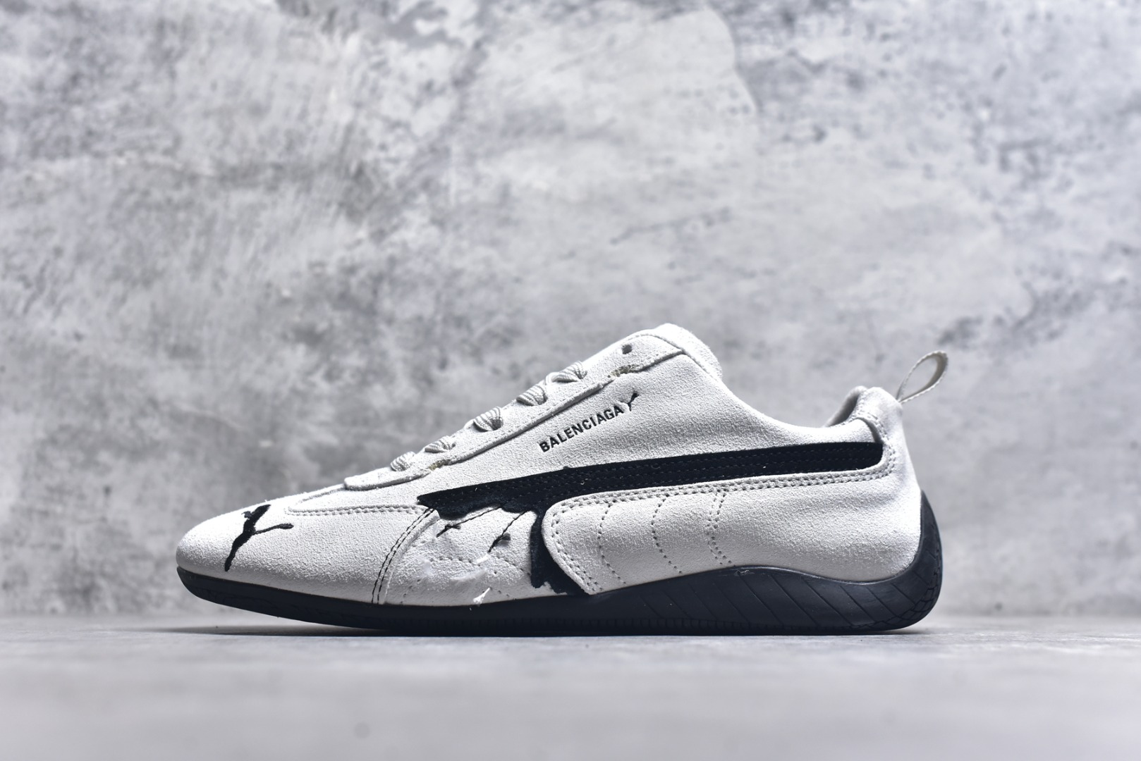 #巴黎世家联名款The Open Product x Puma Speedcat 极速赛车系列彪马低帮生活休闲鞋 原装档案原数据纸版楦型 采用原厂固色翻毛皮鞋面材质 二次成型\'猛帮\'成型工艺 全球知名运动品牌PUMA宝马赛车系列，融合了宝马车队的标志性配色，以趣味十足又前卫复古的设计引领潮流，将赛道精神融入街头时尚，开启前卫竞速之旅。自1978年巴伐利亚车队走上世界舞台，宝马赛车就在全球汽车制造和赛车运动领域留下了浓墨重彩的一笔。全新的两款BMW MMS Roma与BMW MMS Speedboat鞋款，均从宝马车型中汲取灵感。以黑或白为底色，融入经典配色，主打前卫复古风。Roma鞋款的鞋侧以复古的流线造型，缀以宝马经典Logo，巧妙吸睛；而Speedcat鞋款以亮眼三色条纹元素缀以舒适鞋面，赋予了独特的个性美学，演绎赛车的无尽能量 货号 406519 01 尺码 36 37 38 39 40 41 42 43 44 45 ｛官方同布 无半码｝ ⚠️-选品中心